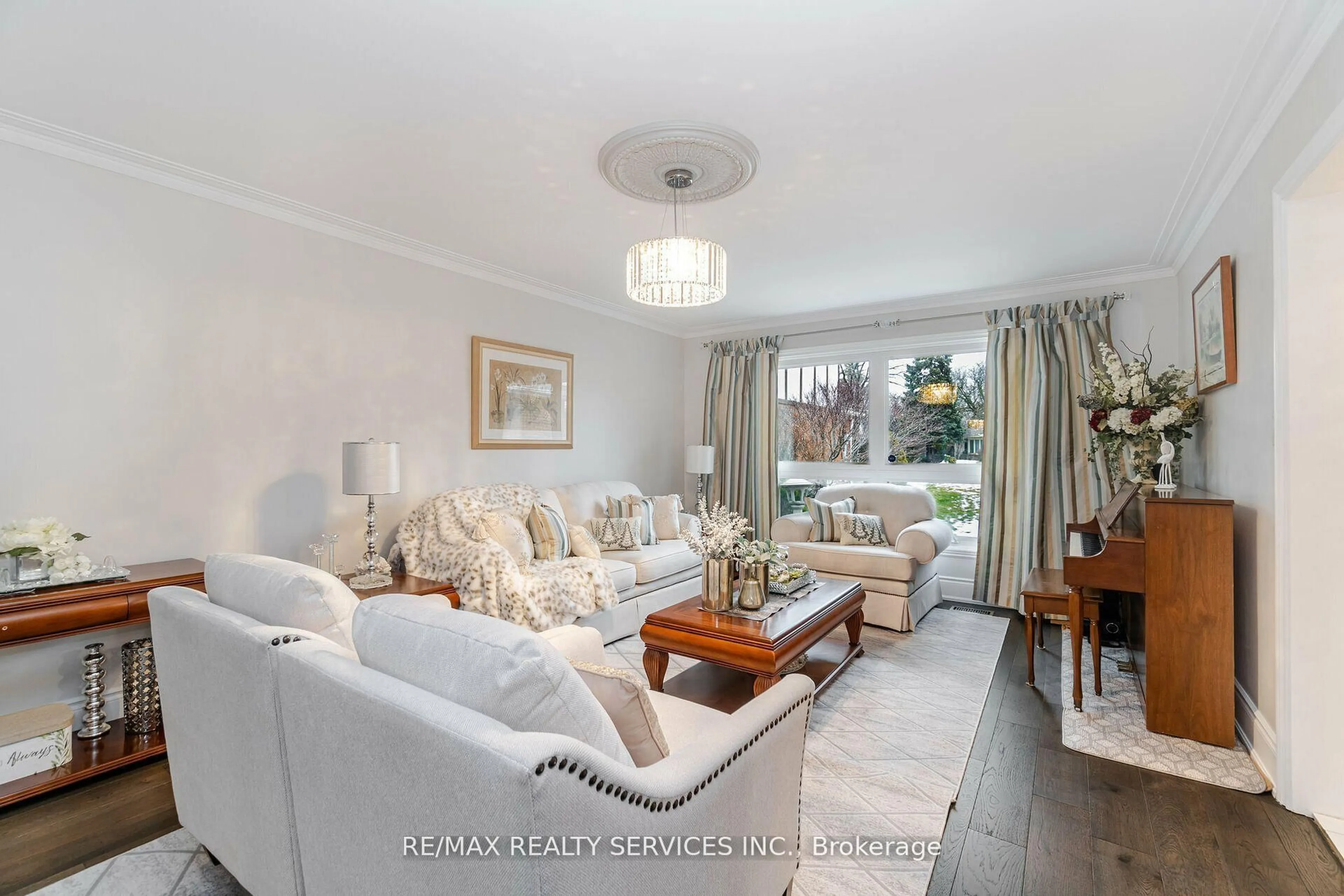 Living room with furniture, unknown for 15 Pine Ridge Lane, Brampton Ontario L6W 1G6