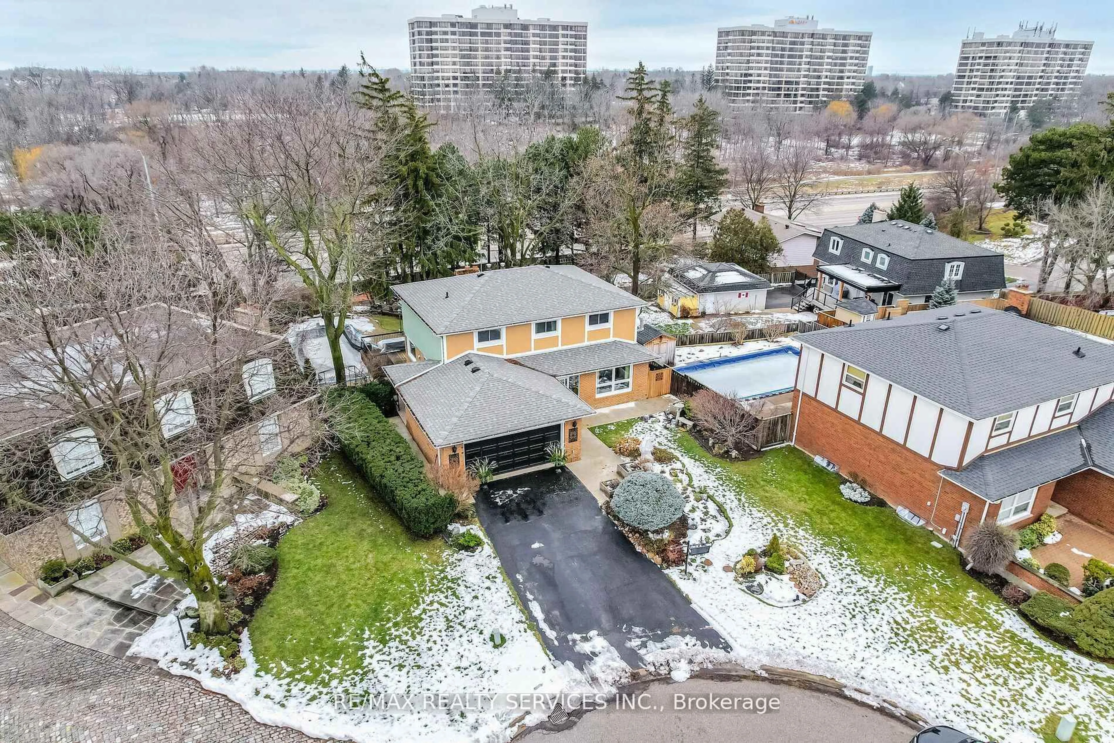 A pic from outside/outdoor area/front of a property/back of a property/a pic from drone, street for 15 Pine Ridge Lane, Brampton Ontario L6W 1G6