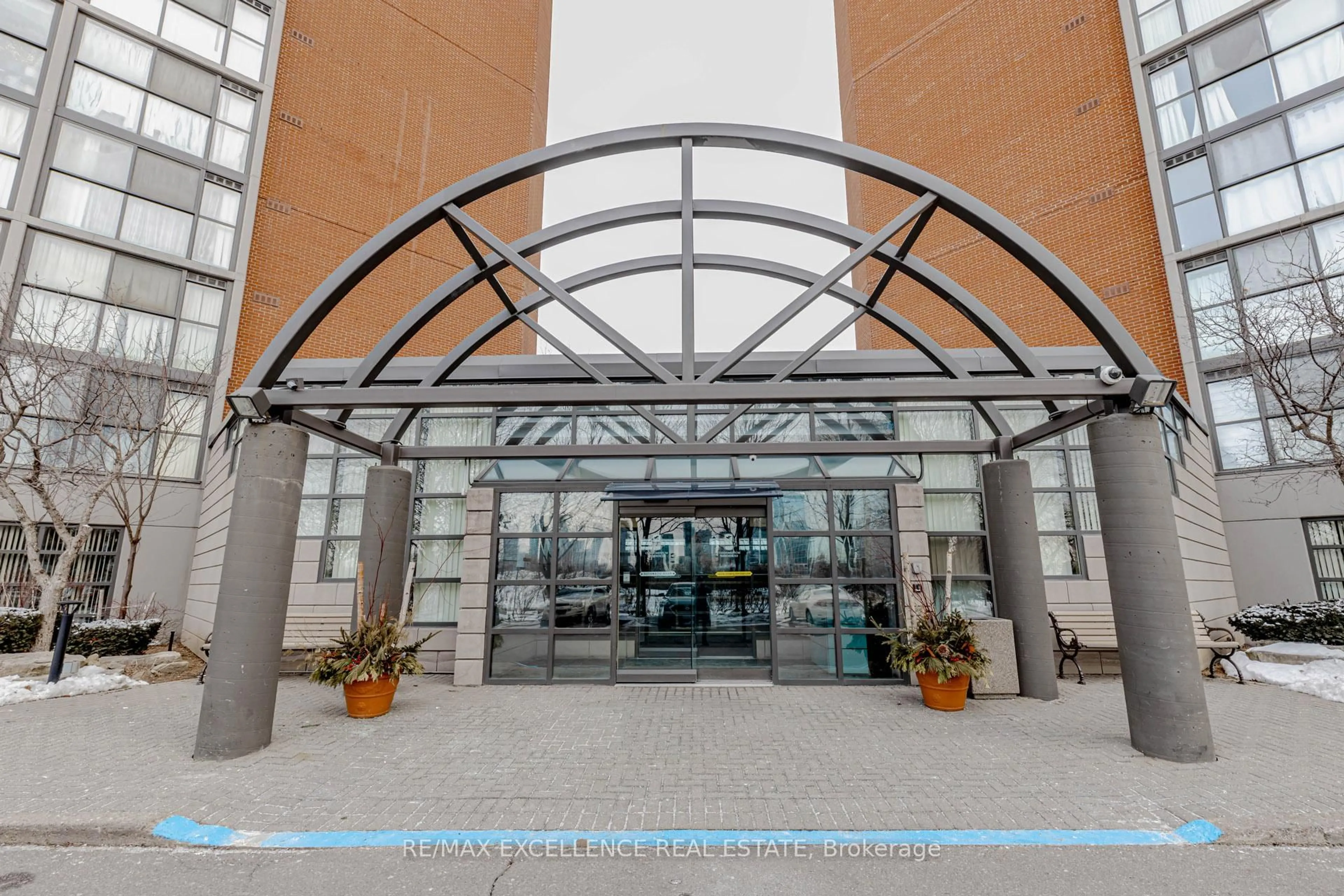 Indoor foyer for 4205 Shipp Dr #202, Mississauga Ontario L4Z 2Y9