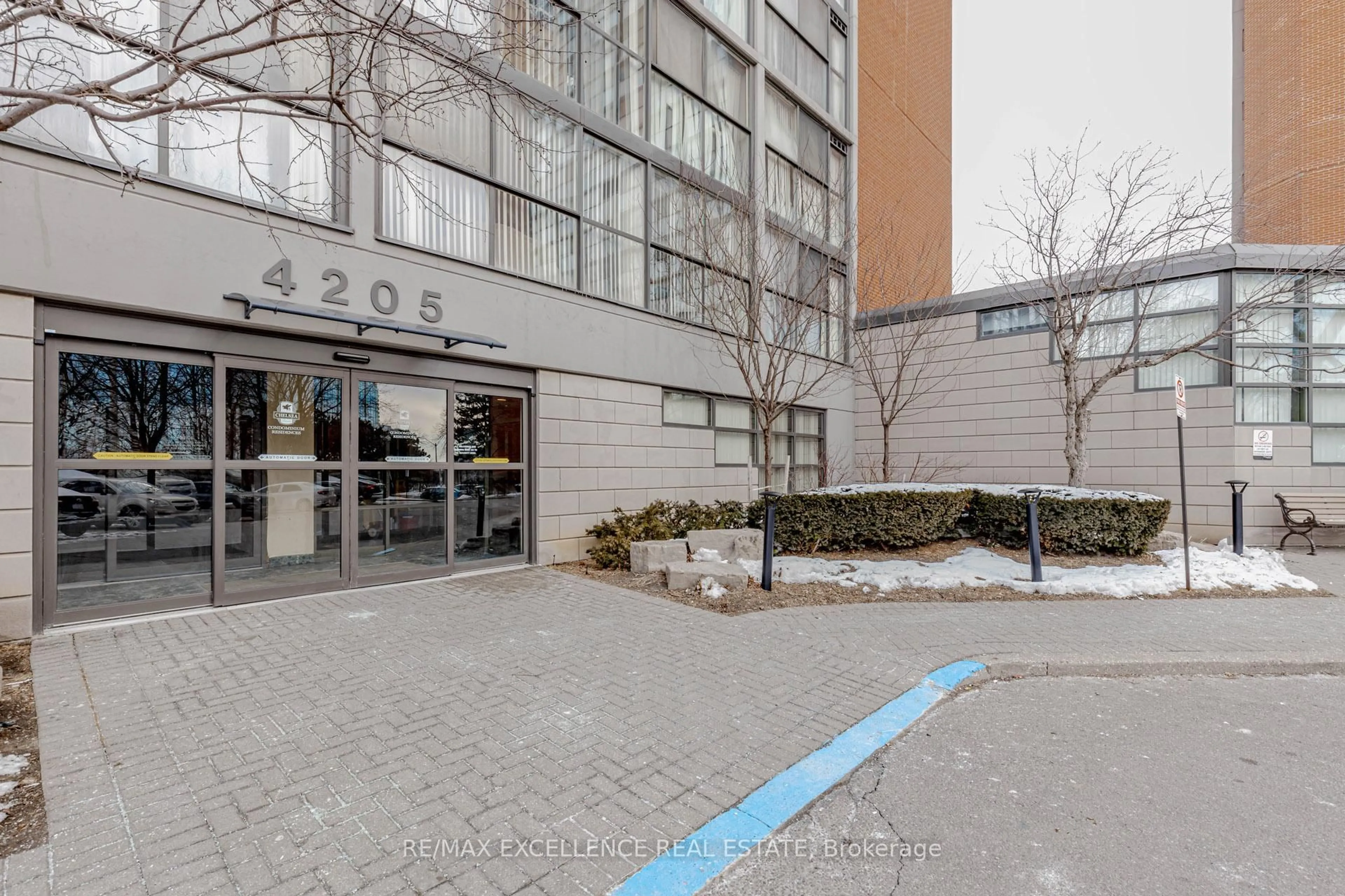 Indoor foyer for 4205 Shipp Dr #202, Mississauga Ontario L4Z 2Y9