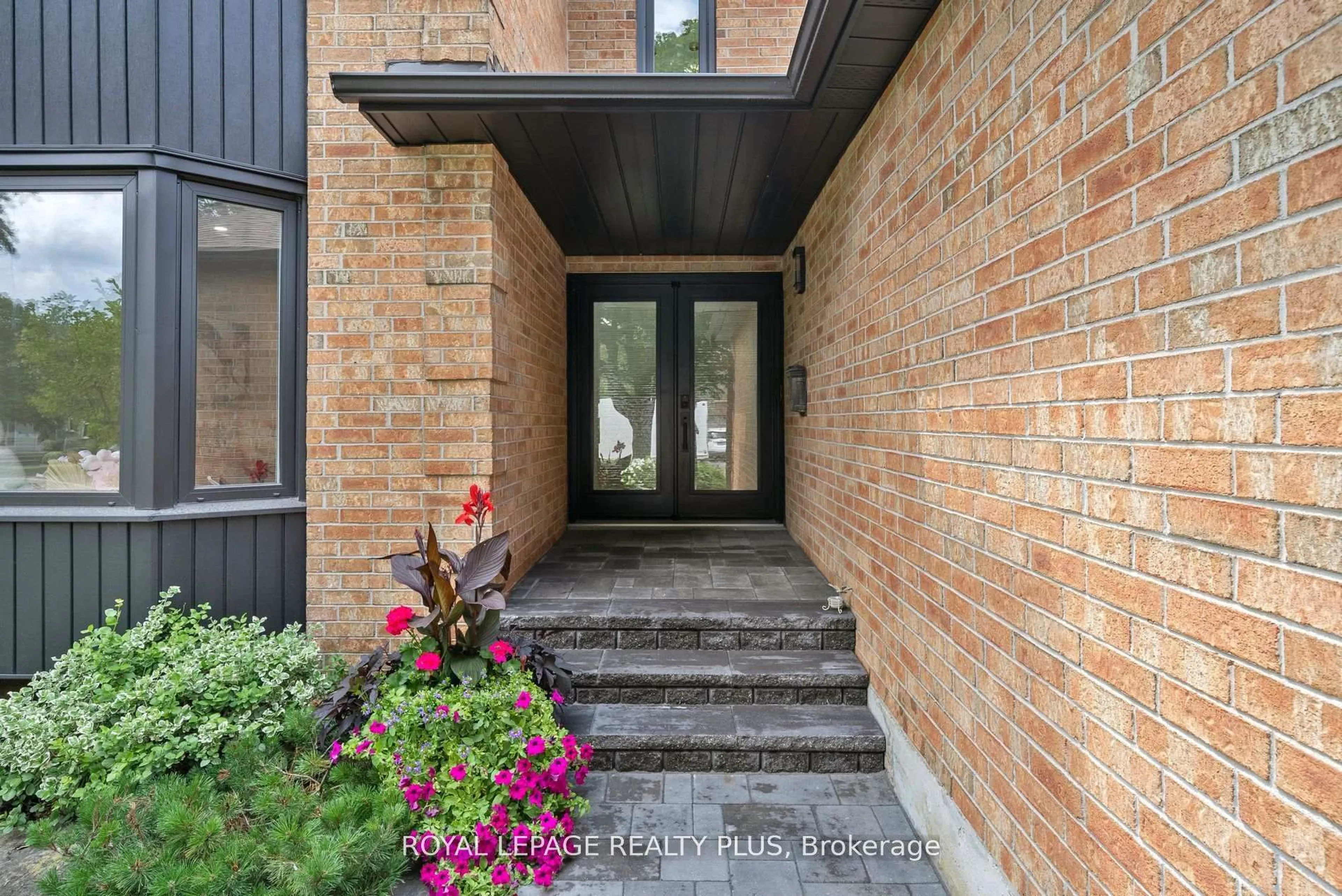 Indoor entryway for 4344 Dallas Crt, Mississauga Ontario L4W 4G7