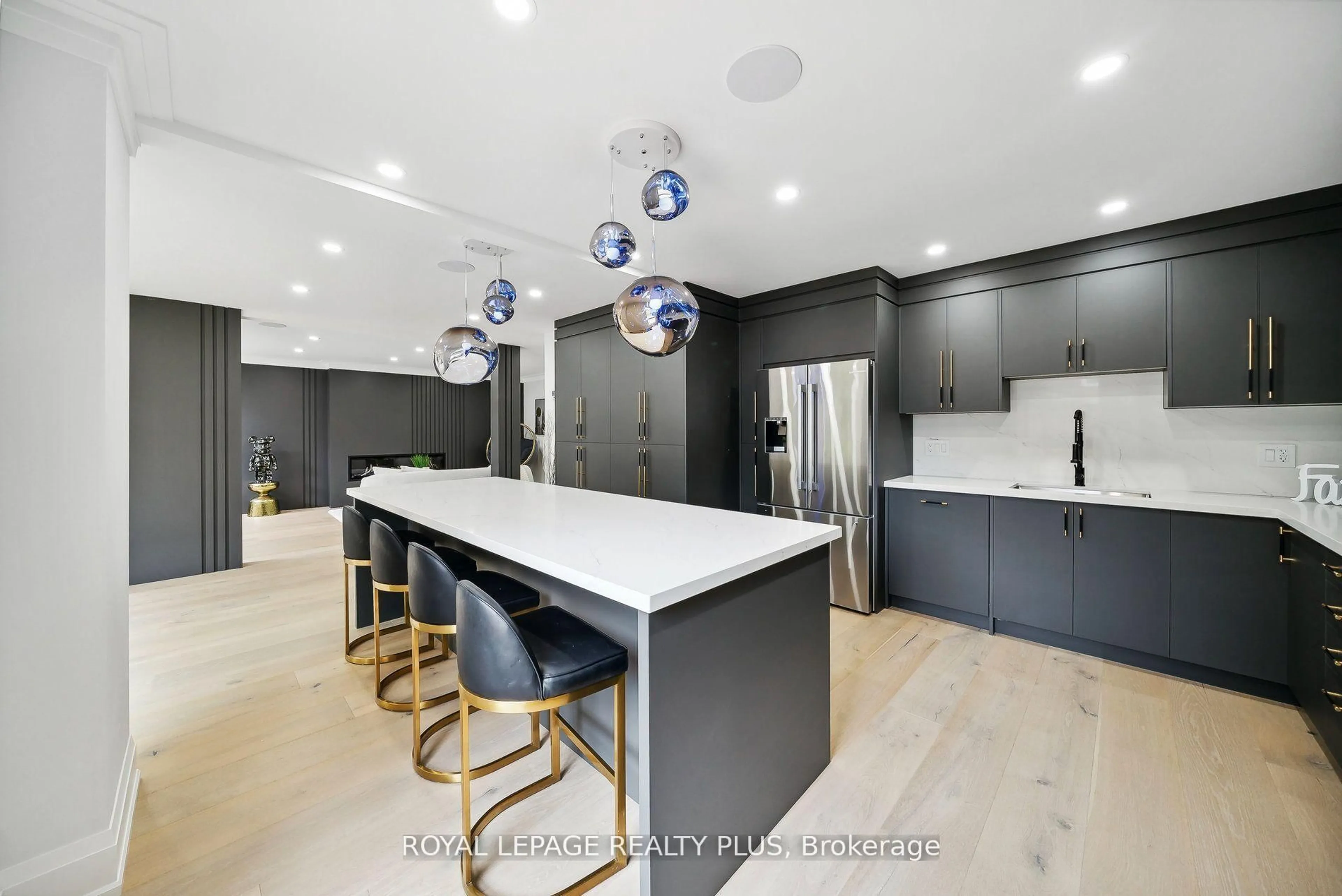 Contemporary kitchen, unknown for 4344 Dallas Crt, Mississauga Ontario L4W 4G7