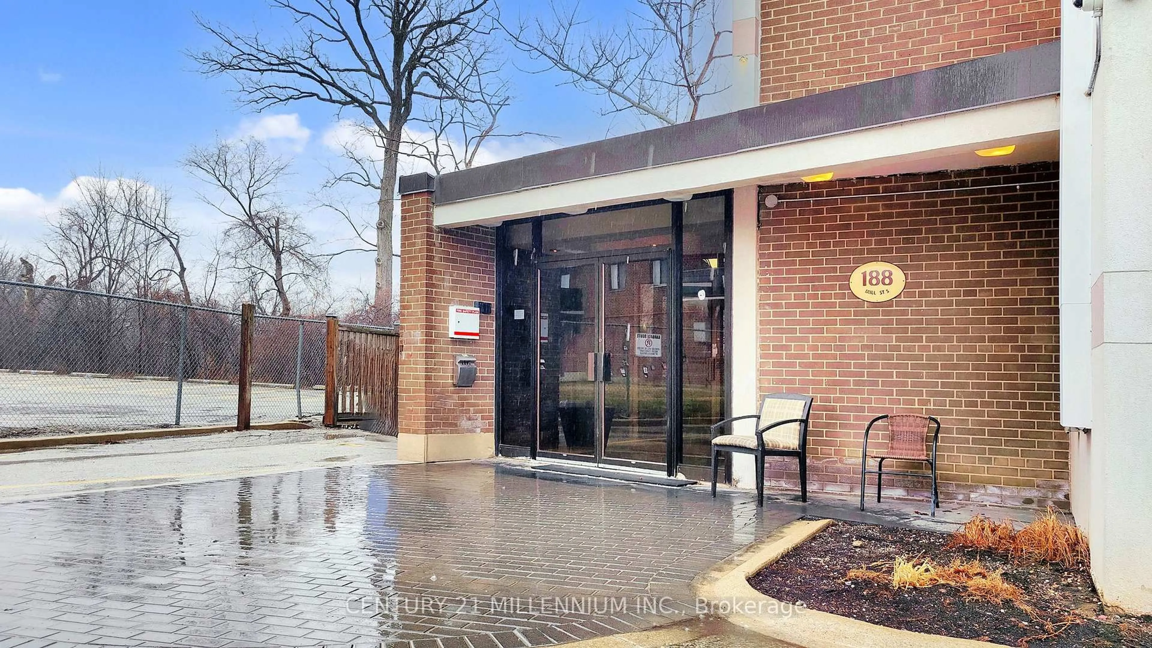 Indoor foyer for 188 Mill St #204, Brampton Ontario L6Y 1T8