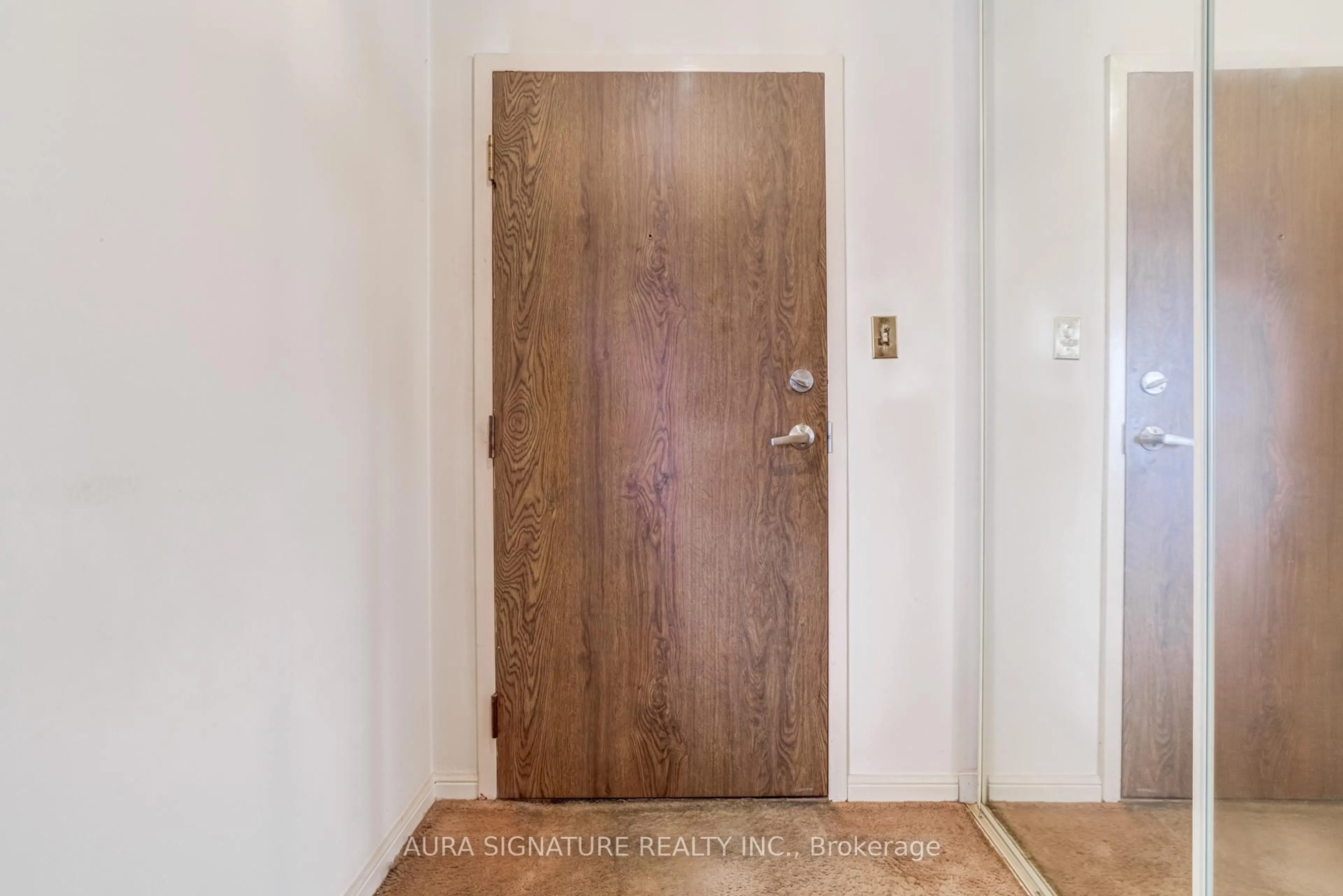 Indoor entryway for 40 Richview Rd #203, Toronto Ontario M9A 5C1