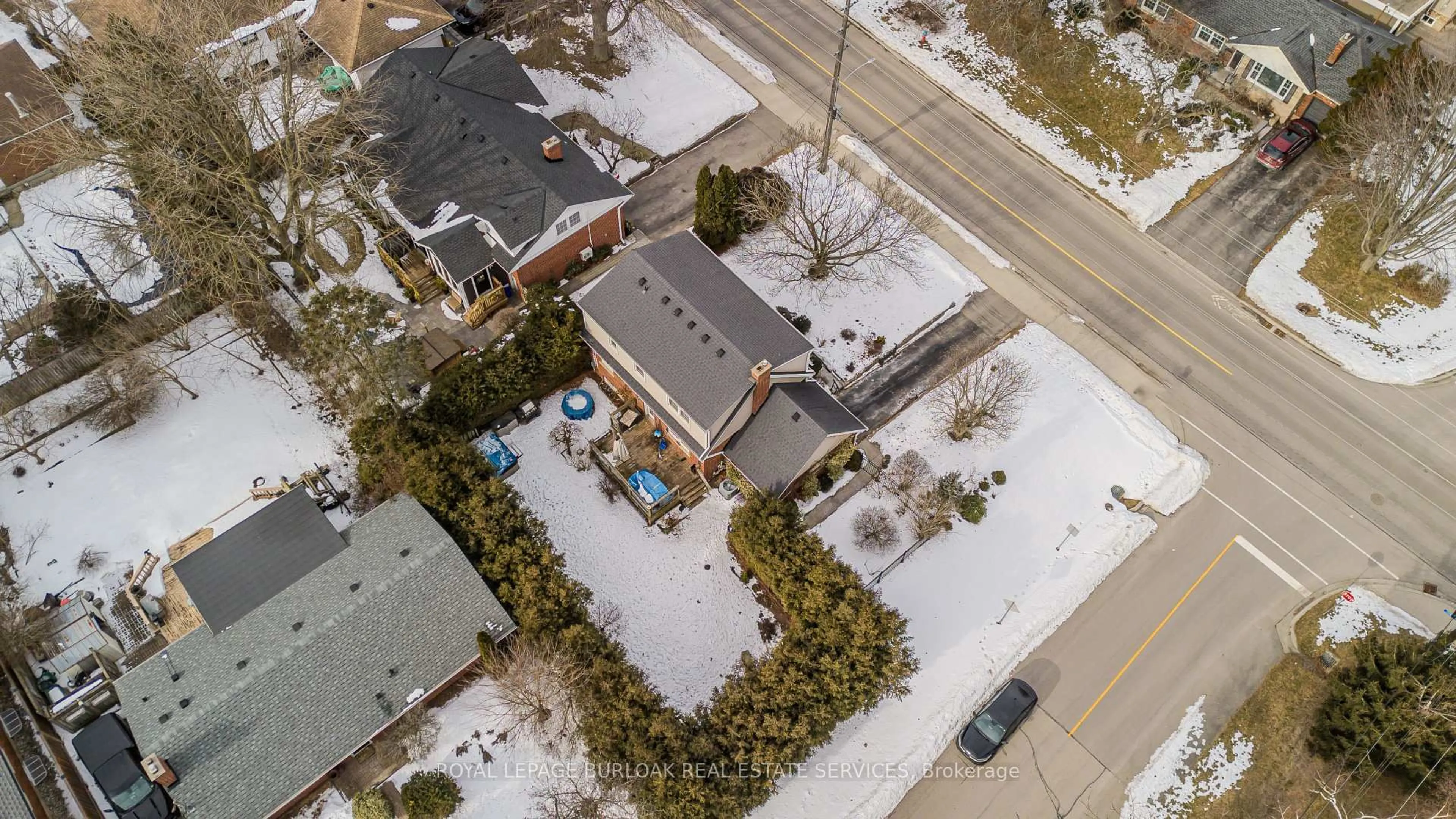 A pic from outside/outdoor area/front of a property/back of a property/a pic from drone, street for 288 Townsend Ave, Burlington Ontario L7T 1Z9