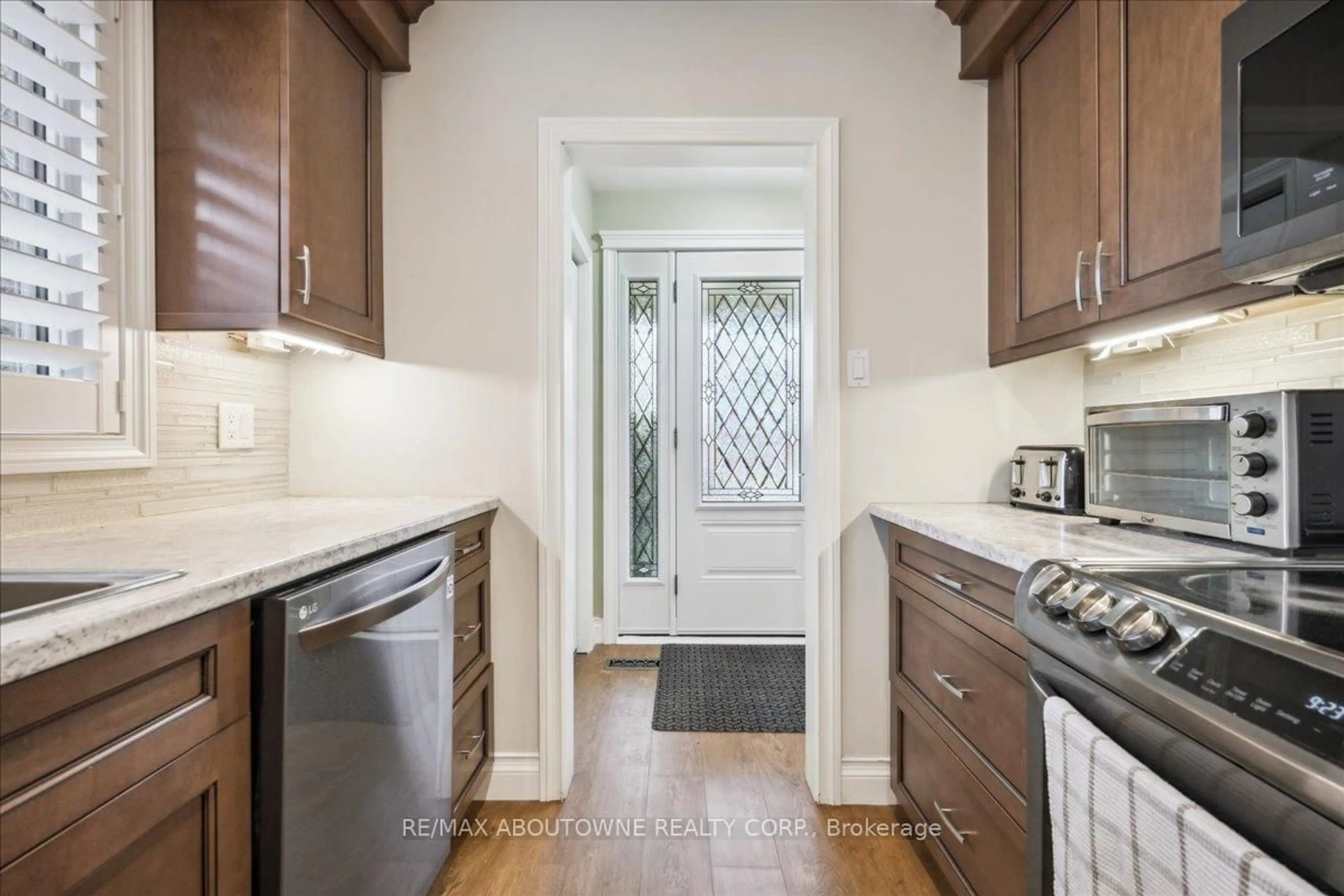 Standard kitchen, ceramic/tile floor for 2033 Saxon Rd, Oakville Ontario L6L 2V1