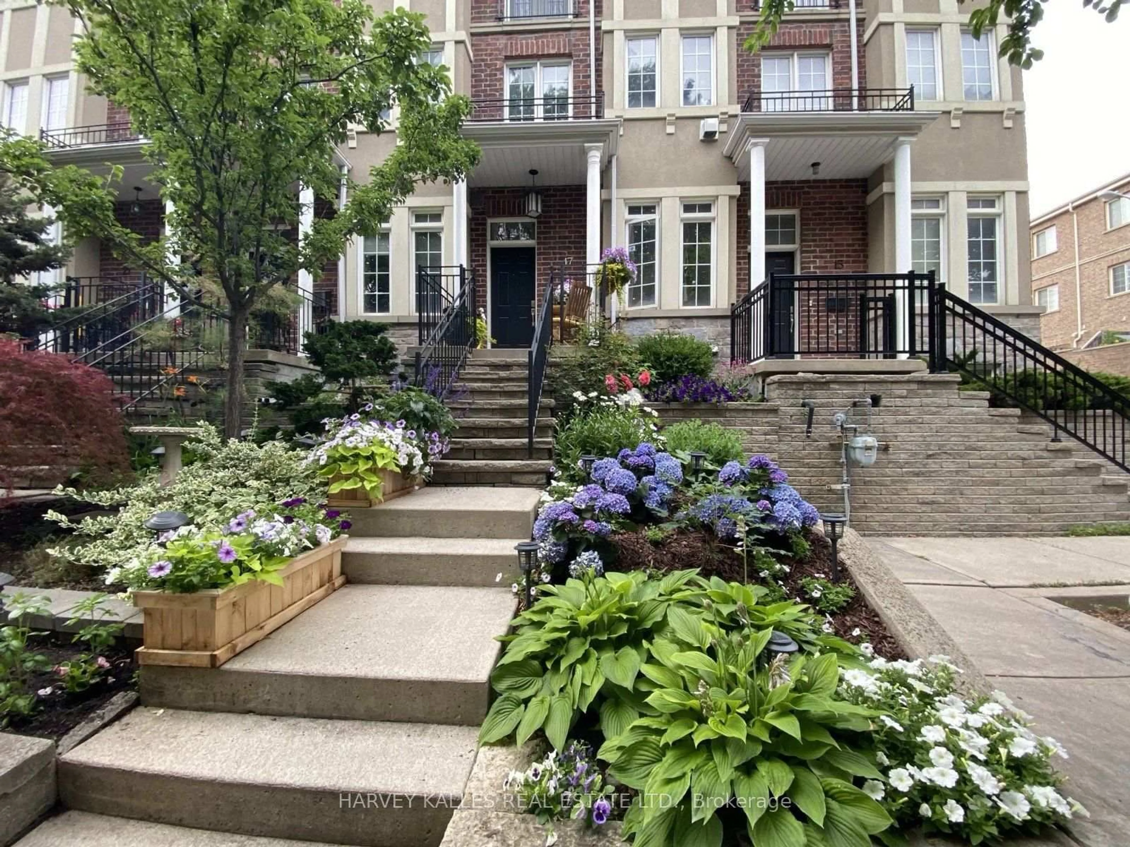 Patio, street for 17 Peelar Mews, Toronto Ontario M8Y 0B1