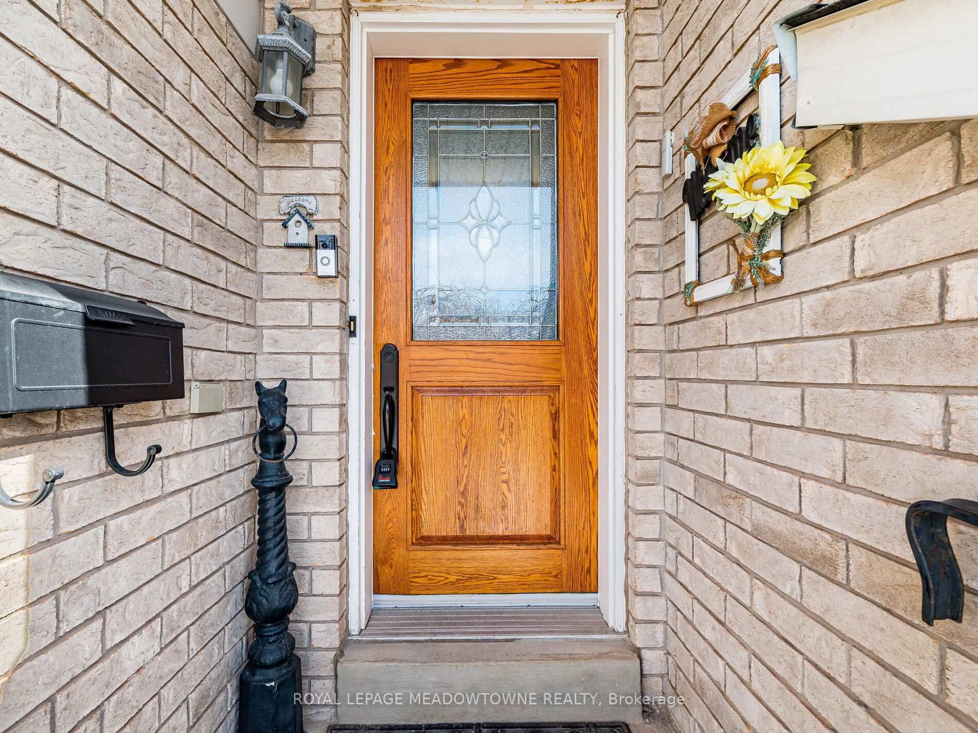 Indoor entryway for 50 Atwood Ave, Halton Hills Ontario L7G 5Z9