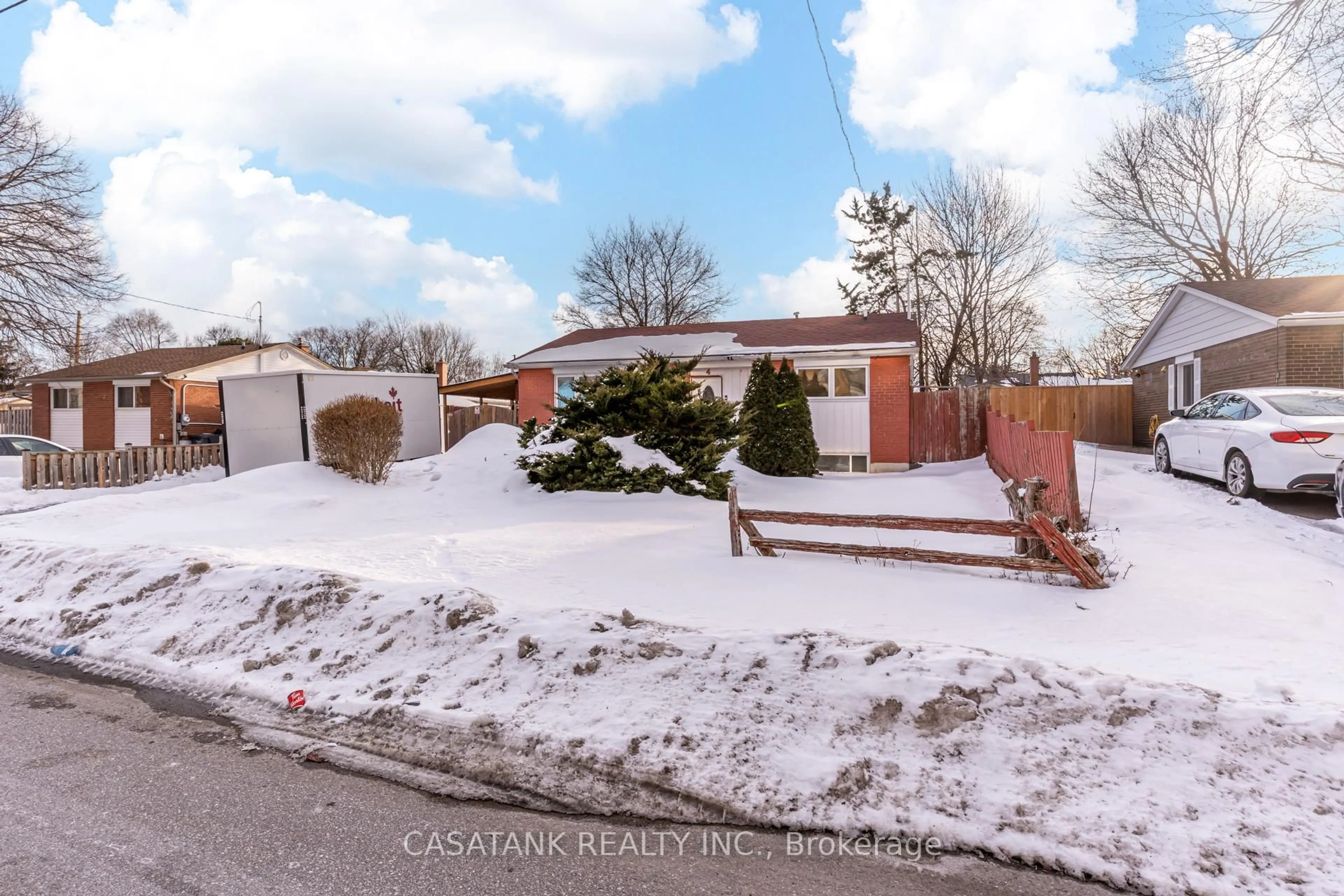 A pic from outside/outdoor area/front of a property/back of a property/a pic from drone, street for 4 Leslie St, Brampton Ontario L6X 2J4