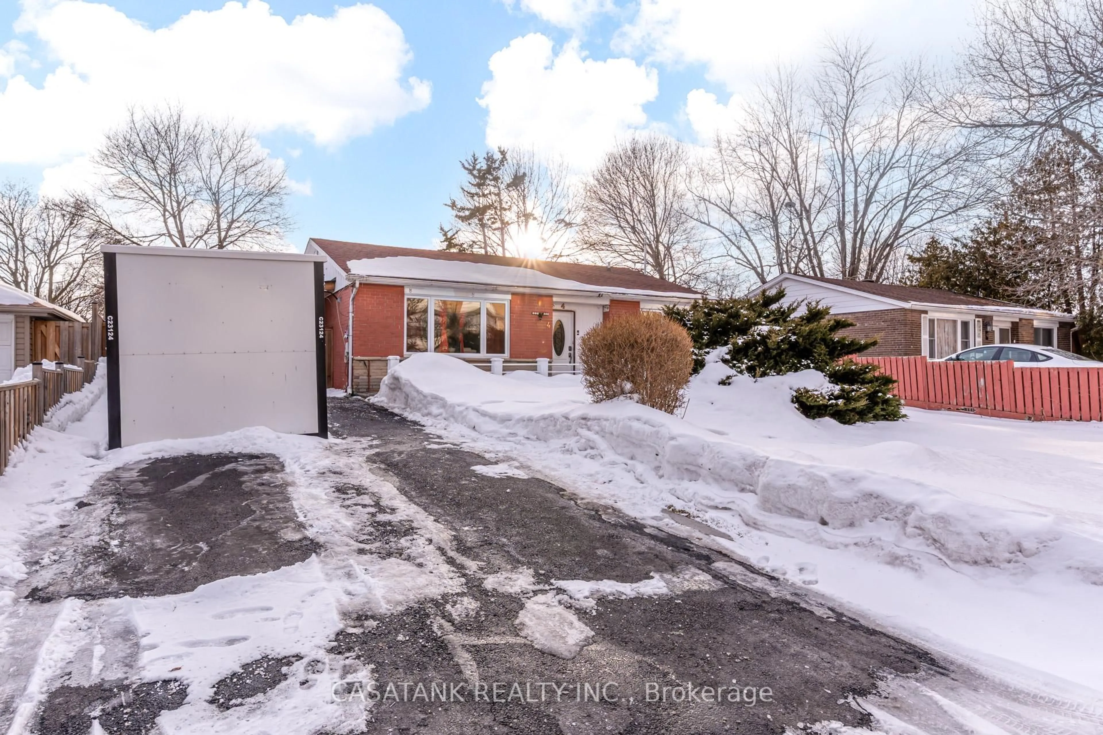 A pic from outside/outdoor area/front of a property/back of a property/a pic from drone, street for 4 Leslie St, Brampton Ontario L6X 2J4