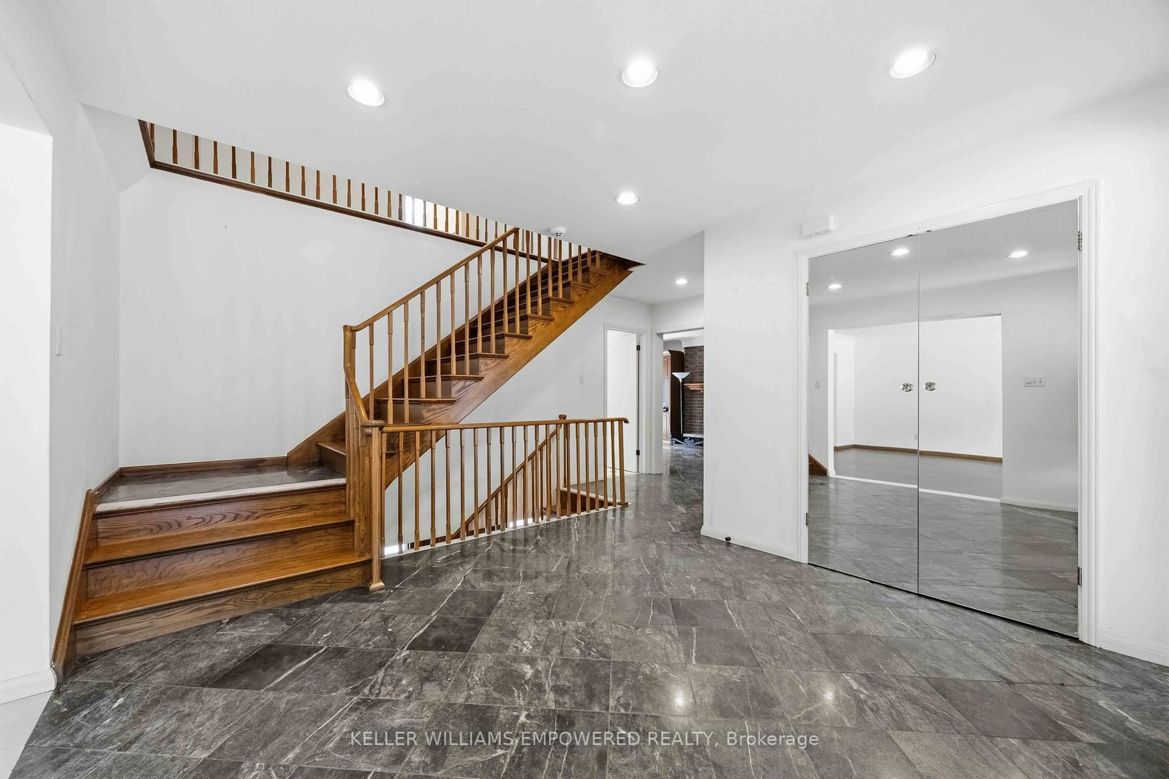 Indoor foyer for 4 Strath Humber Crt, Toronto Ontario M9A 4C7