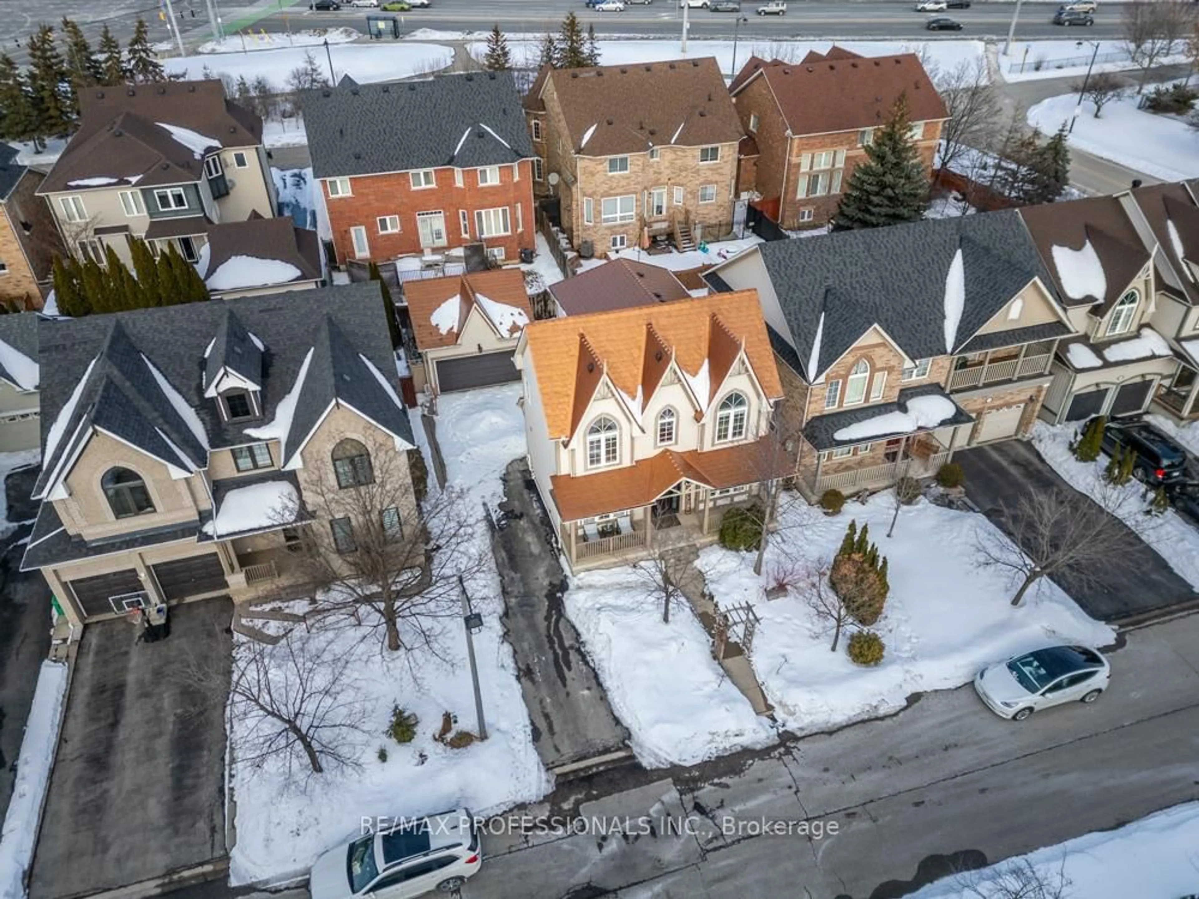 A pic from outside/outdoor area/front of a property/back of a property/a pic from drone, street for 7108 Gablehurst Cres, Mississauga Ontario L5W 1E7