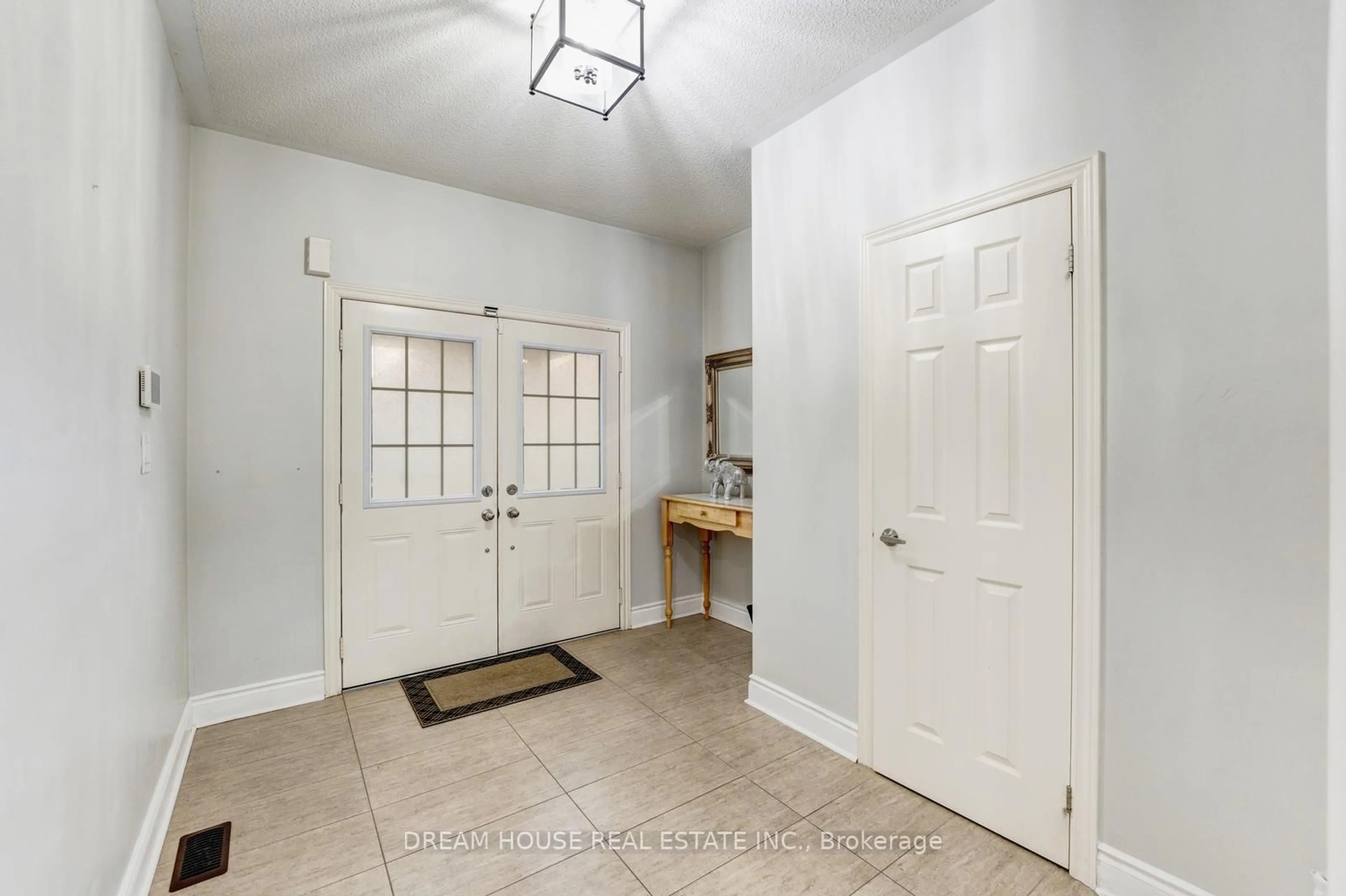 Indoor entryway for 353 Michener Pl, Milton Ontario L9T 8P4