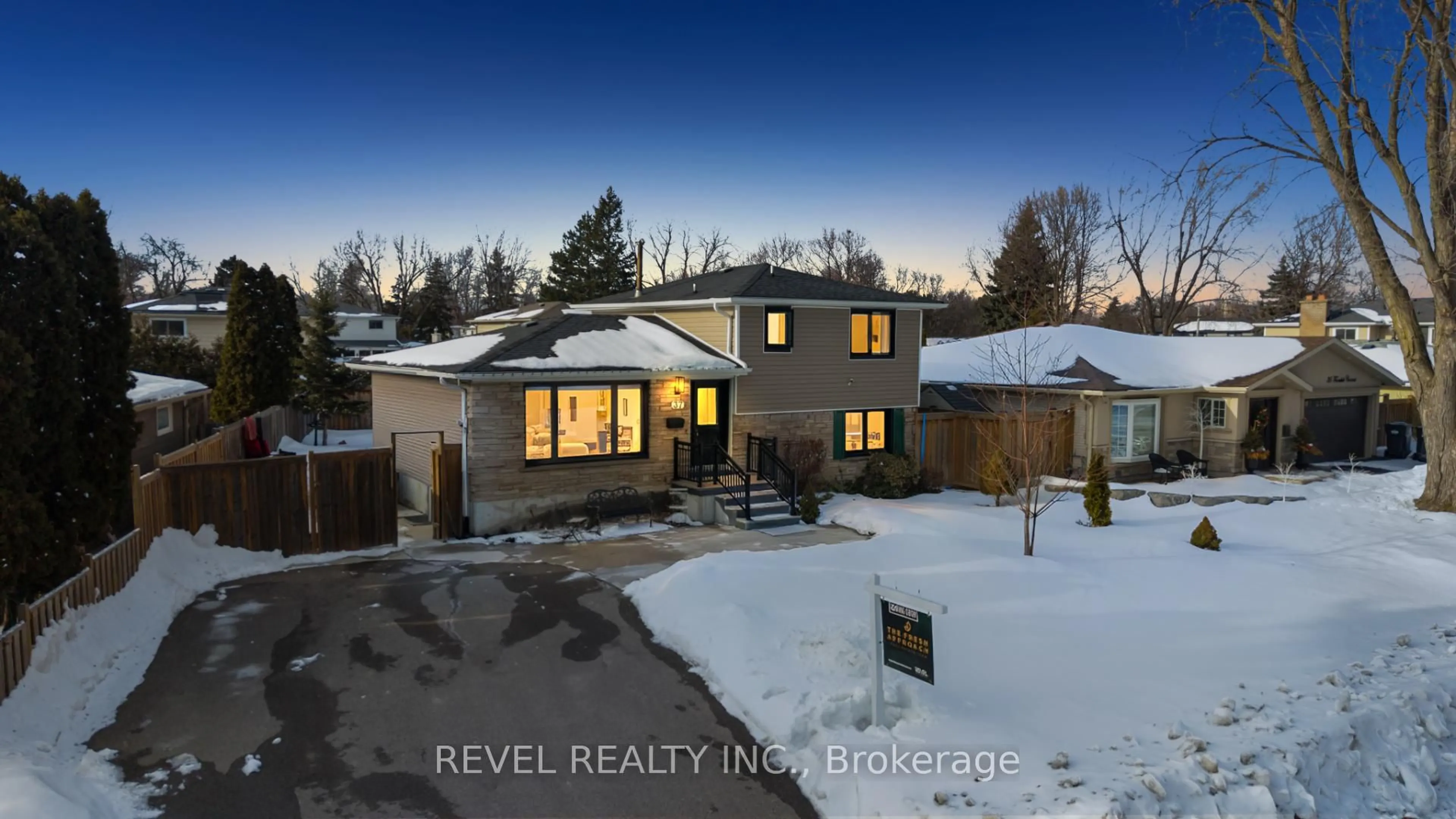 A pic from outside/outdoor area/front of a property/back of a property/a pic from drone, street for 37 Ferndale Cres, Brampton Ontario L6W 1G1