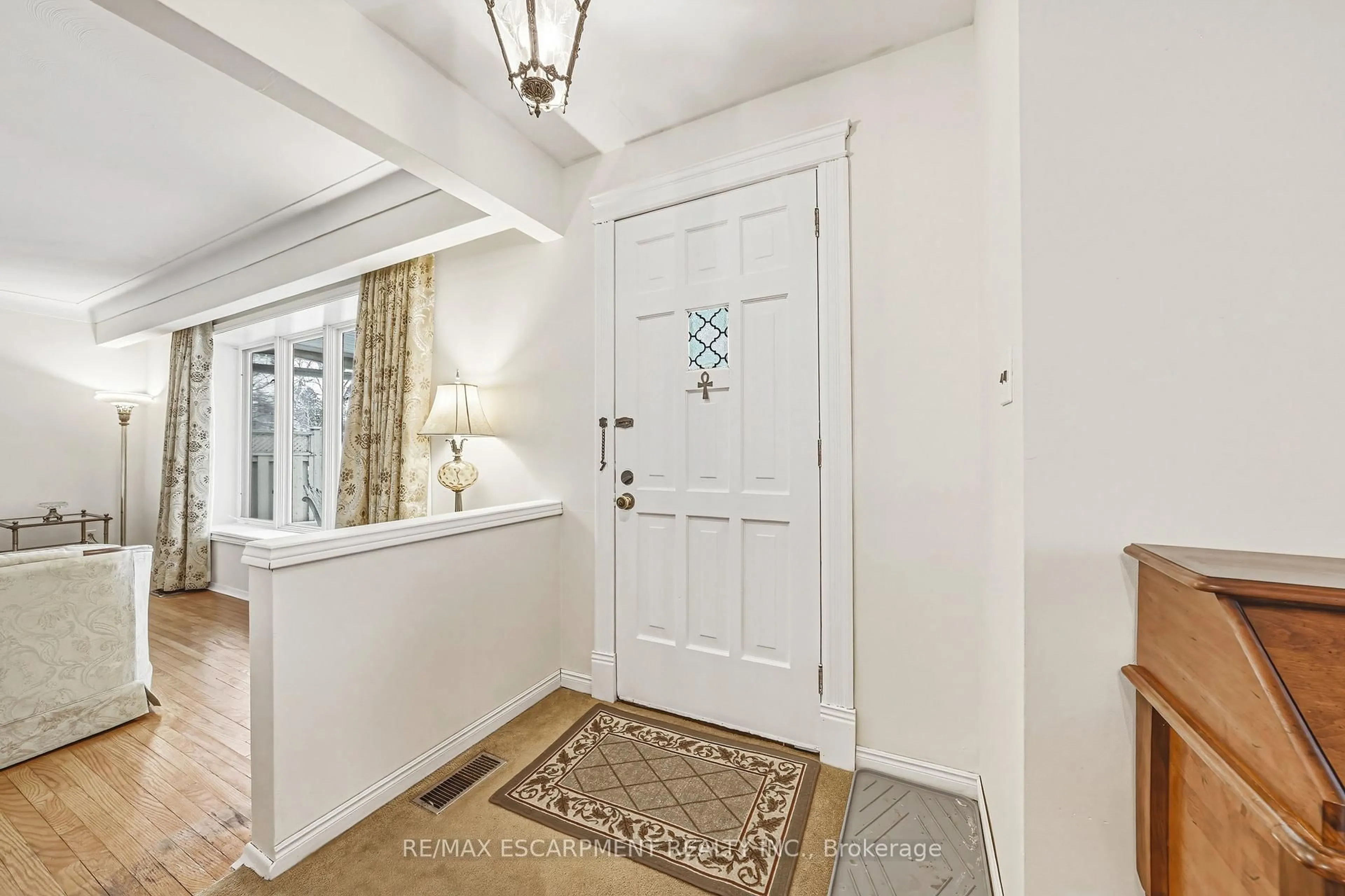 Indoor entryway for 5410 Murray Cres, Burlington Ontario L7L 3S7