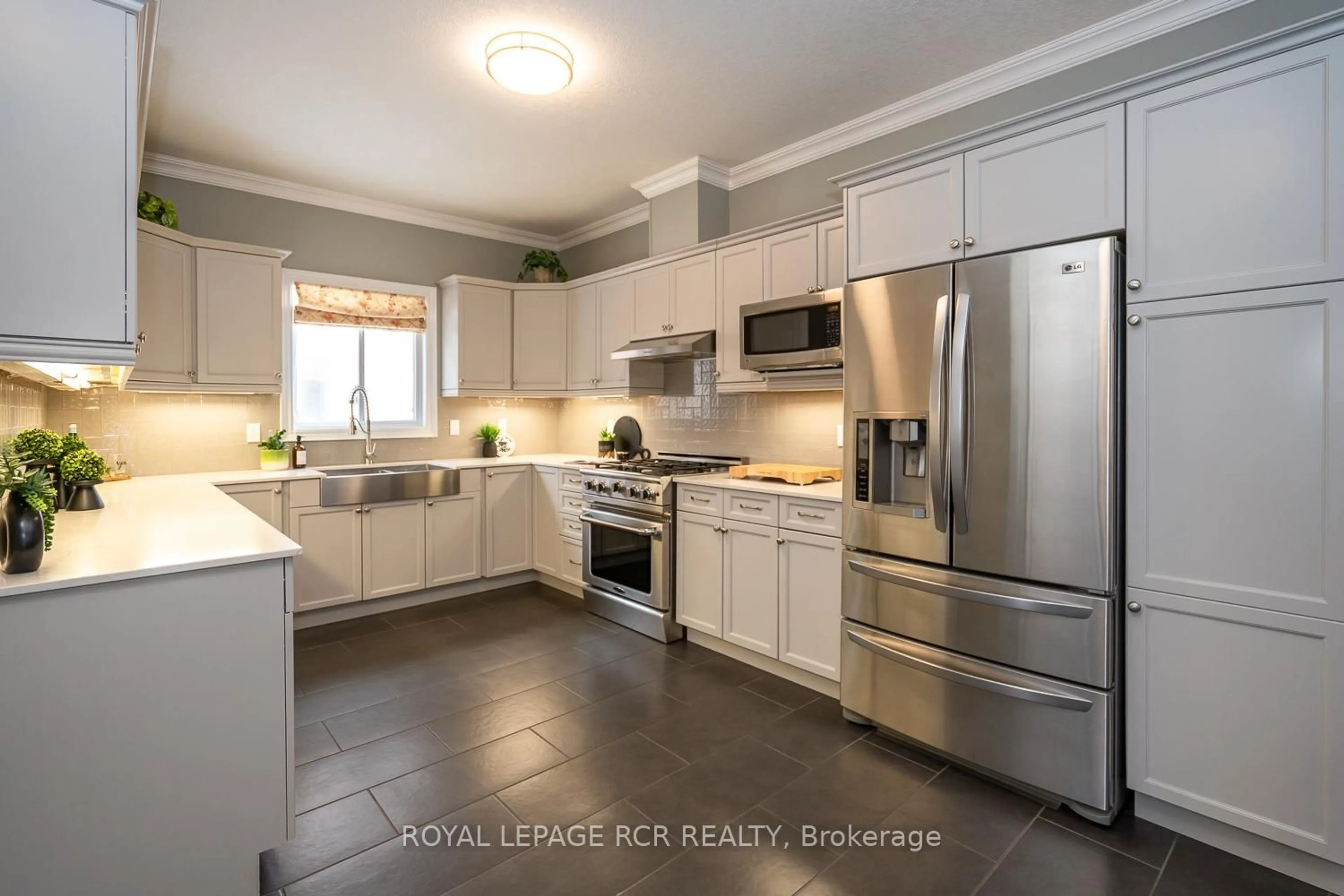 Open concept kitchen, ceramic/tile floor for 39 Dinnick Cres, Orangeville Ontario L9W 0B7