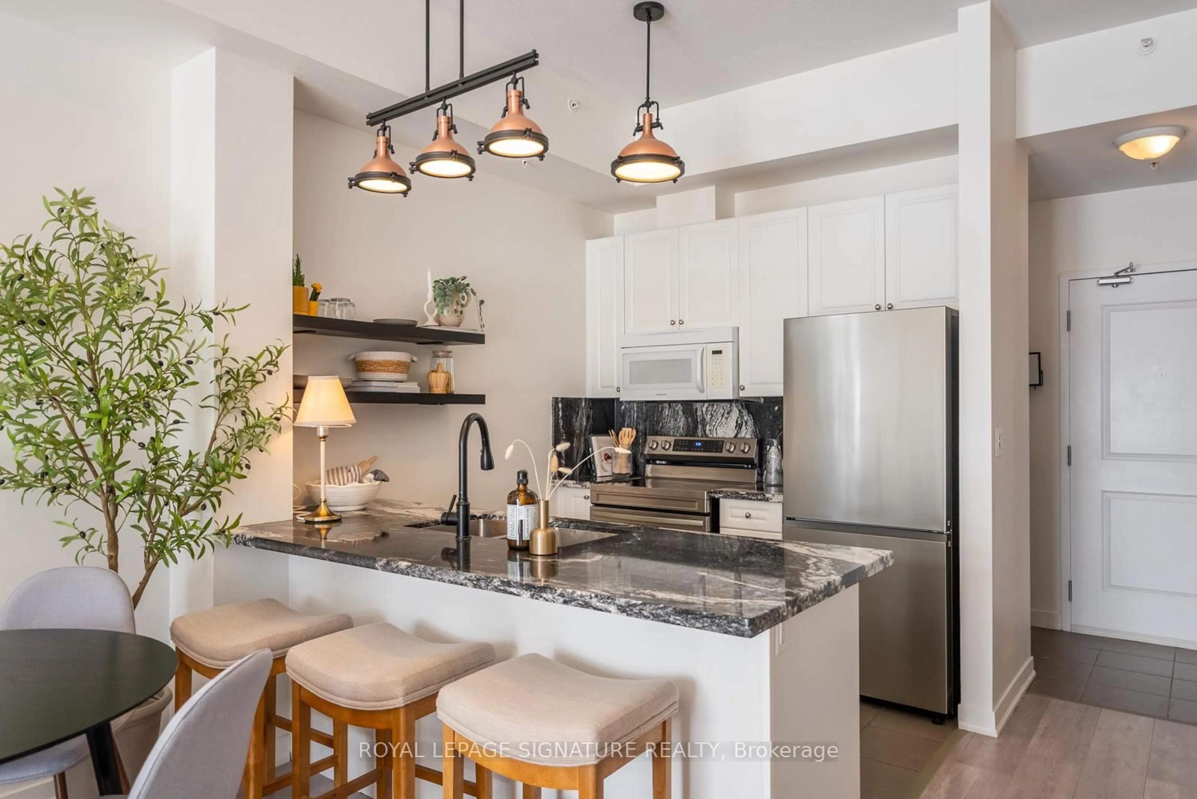 Open concept kitchen, ceramic/tile floor for 5010 Corporate Dr #431, Burlington Ontario L7L 0H6