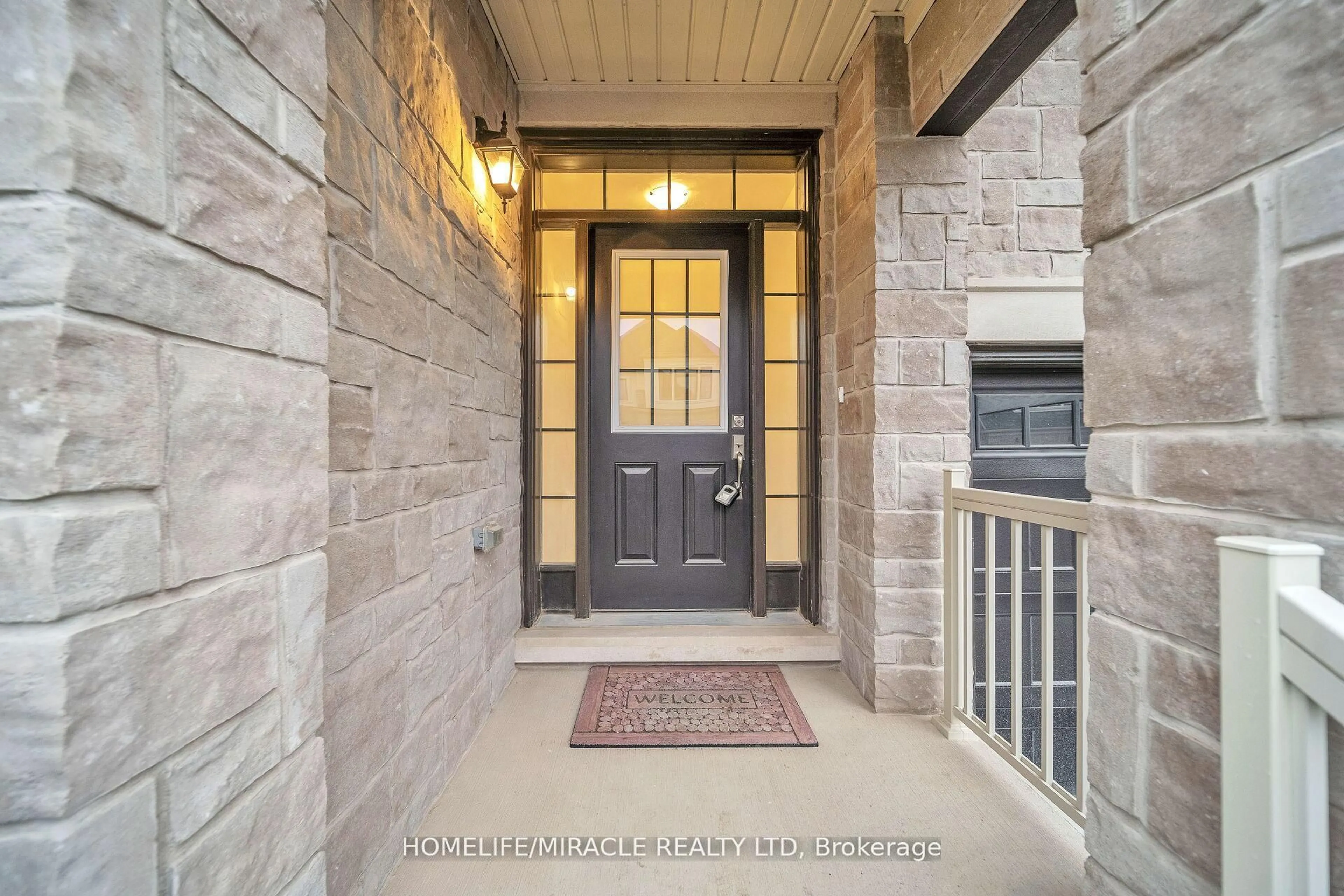 Indoor entryway for 1536 Buttercup Crt, Milton Ontario L9E 2G3