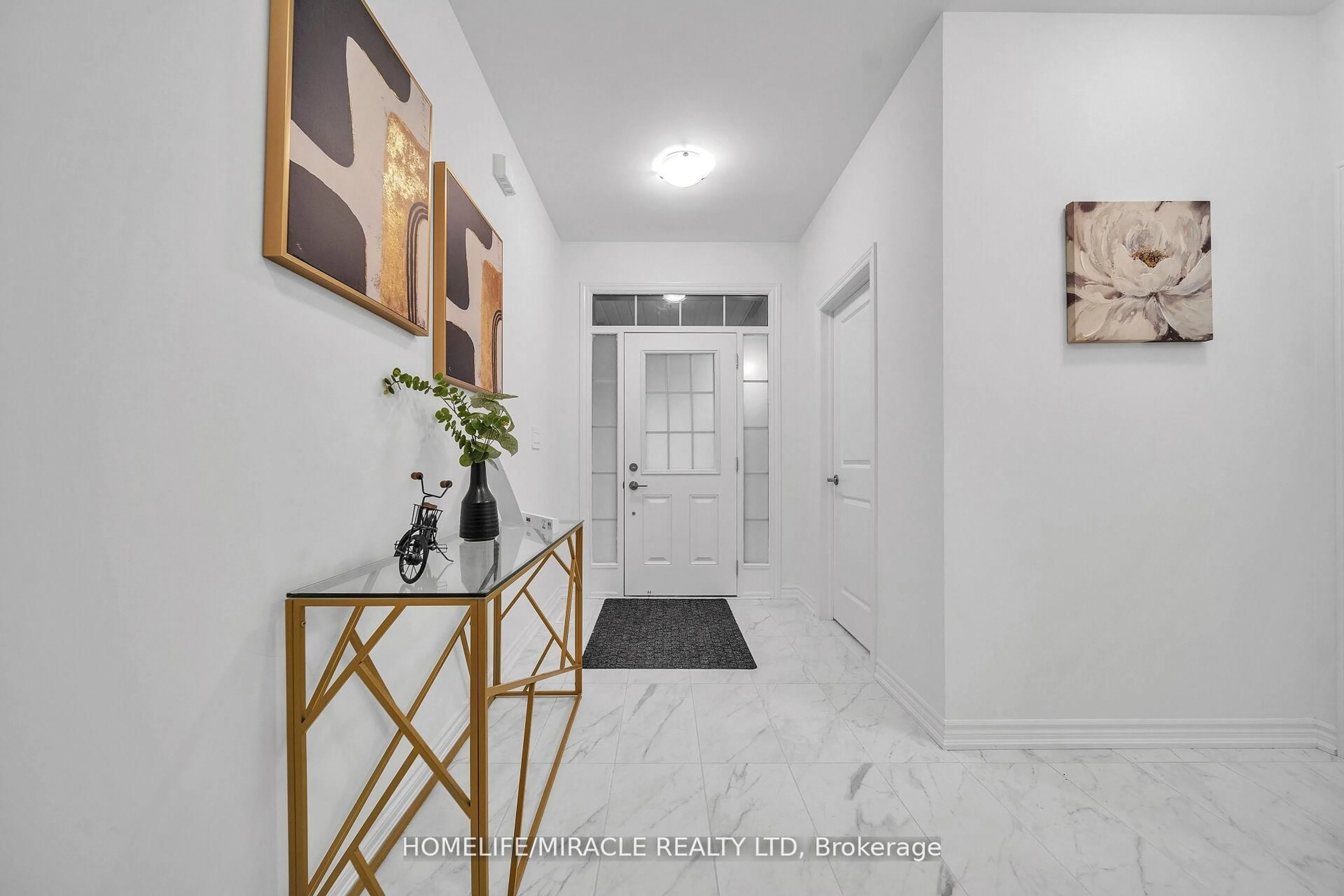 Indoor entryway for 1536 Buttercup Crt, Milton Ontario L9E 2G3