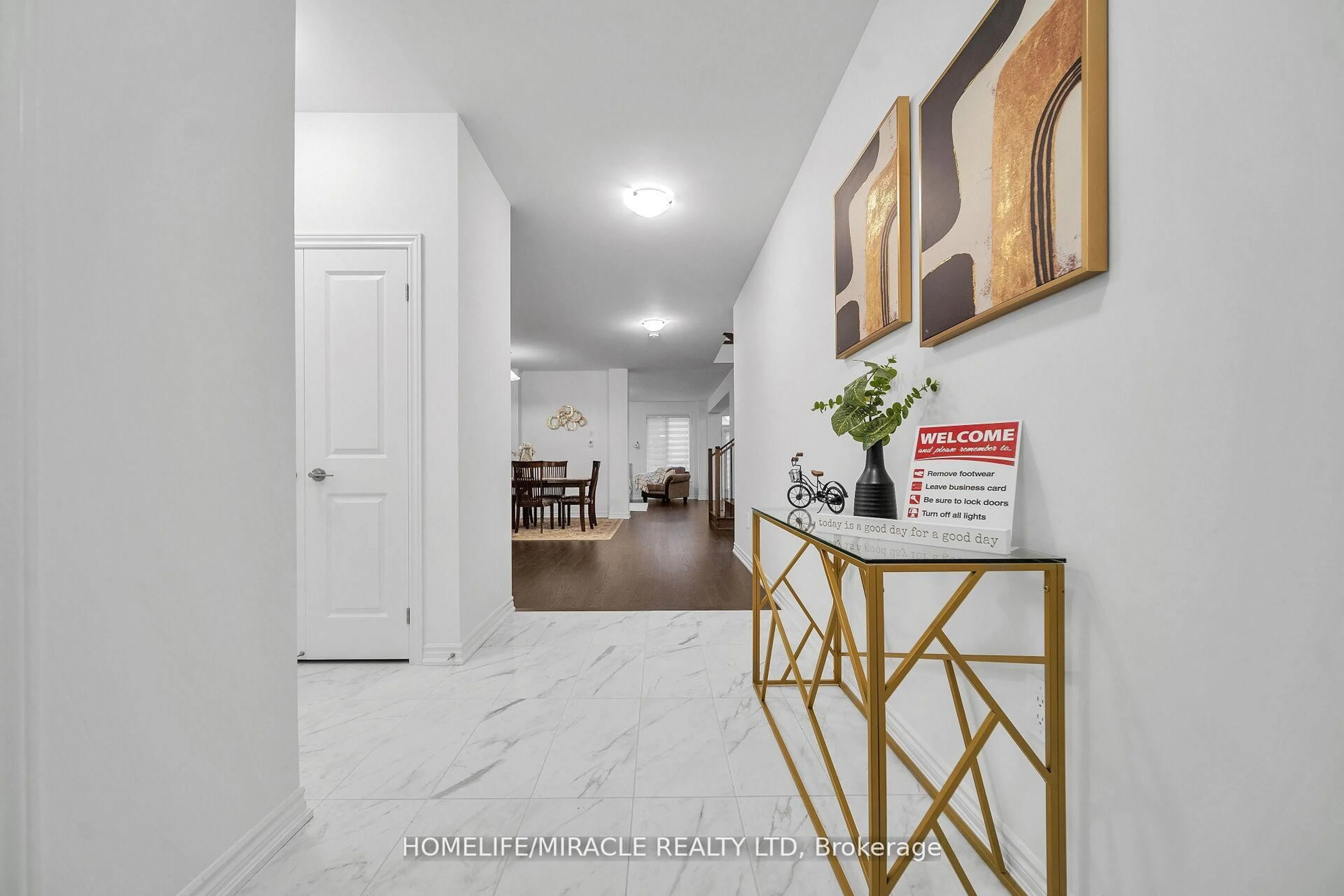 Indoor entryway for 1536 Buttercup Crt, Milton Ontario L9E 2G3