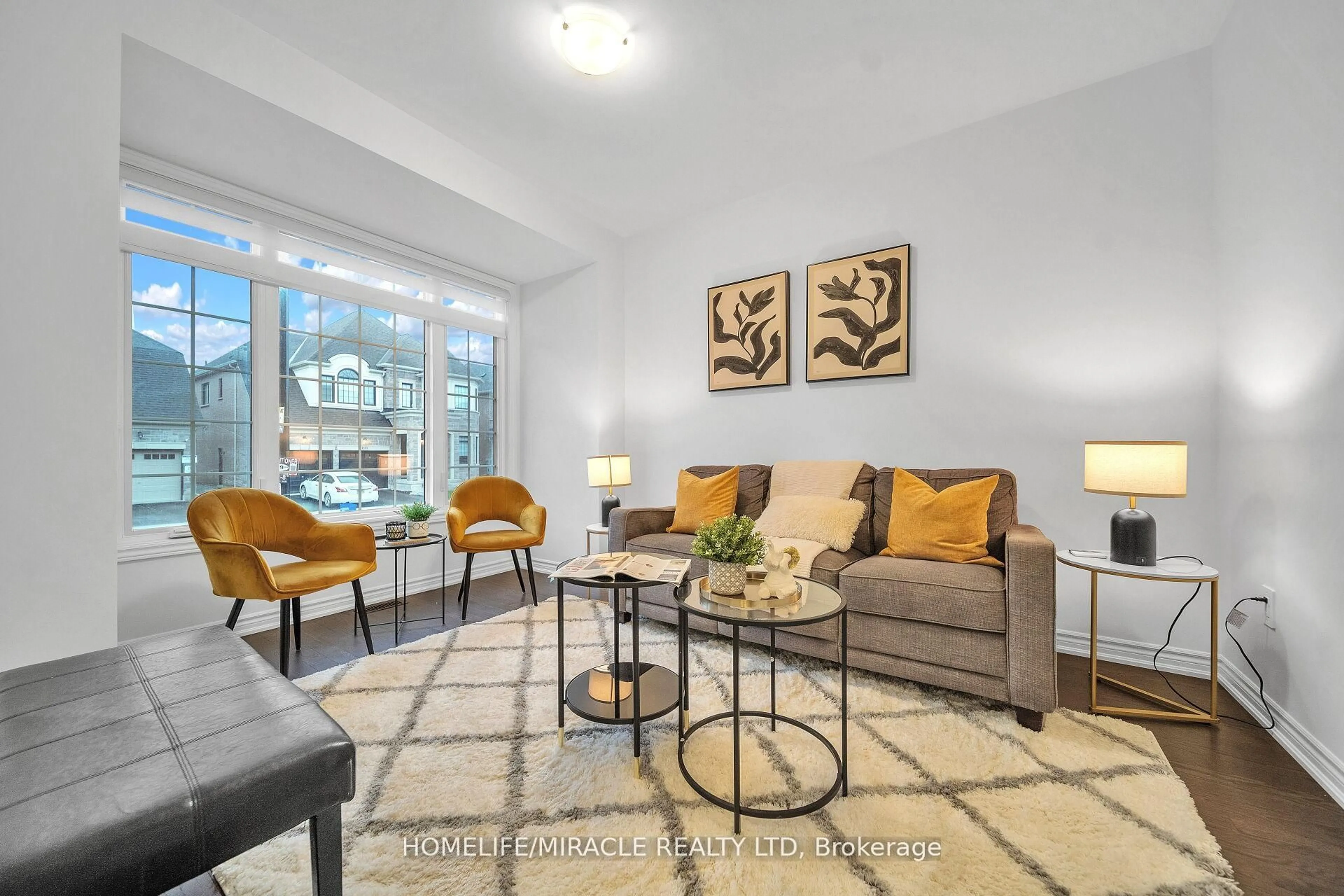 Living room with furniture, unknown for 1536 Buttercup Crt, Milton Ontario L9E 2G3