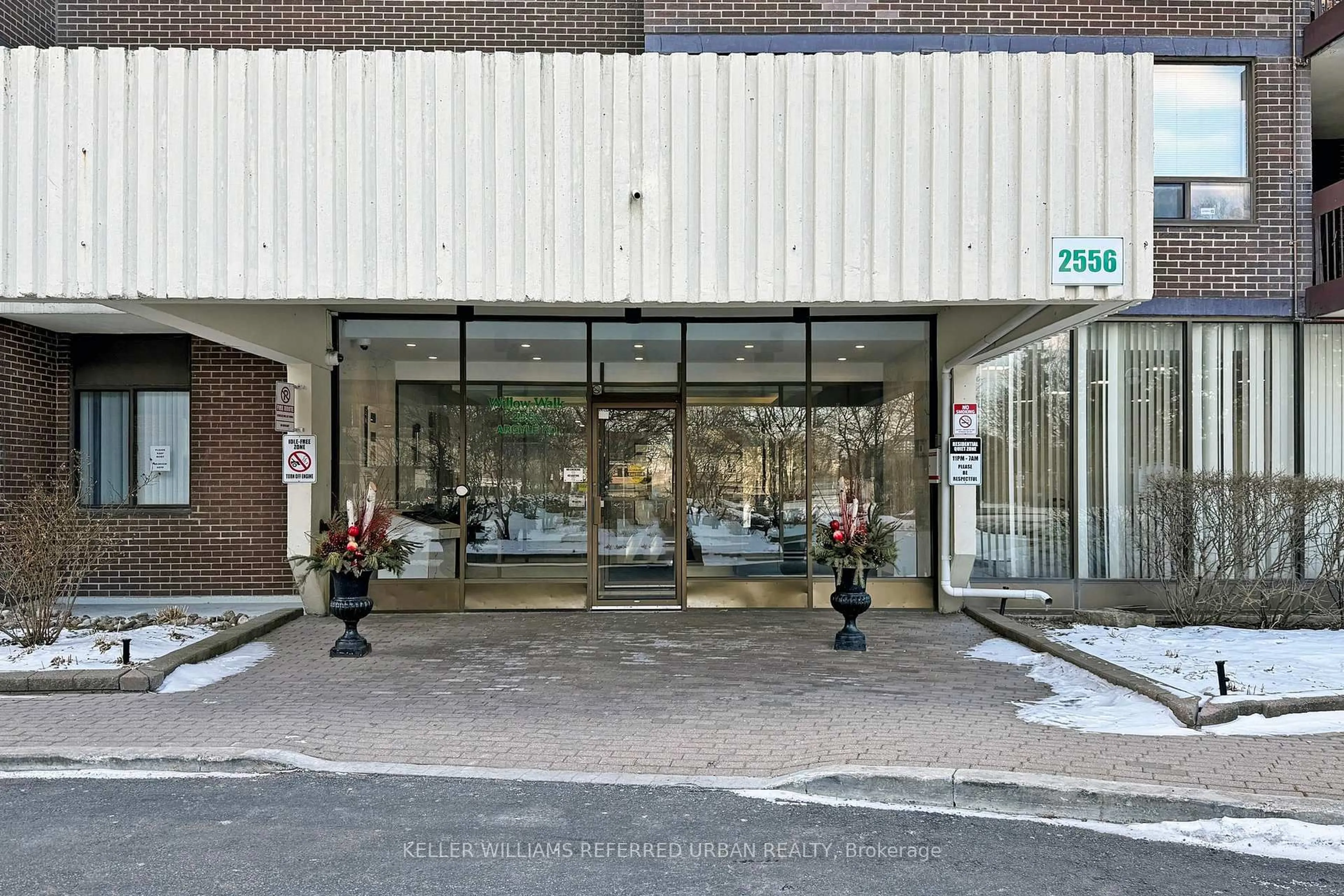 Indoor foyer for 2556 Argyle Rd #202, Mississauga Ontario L5B 2H5