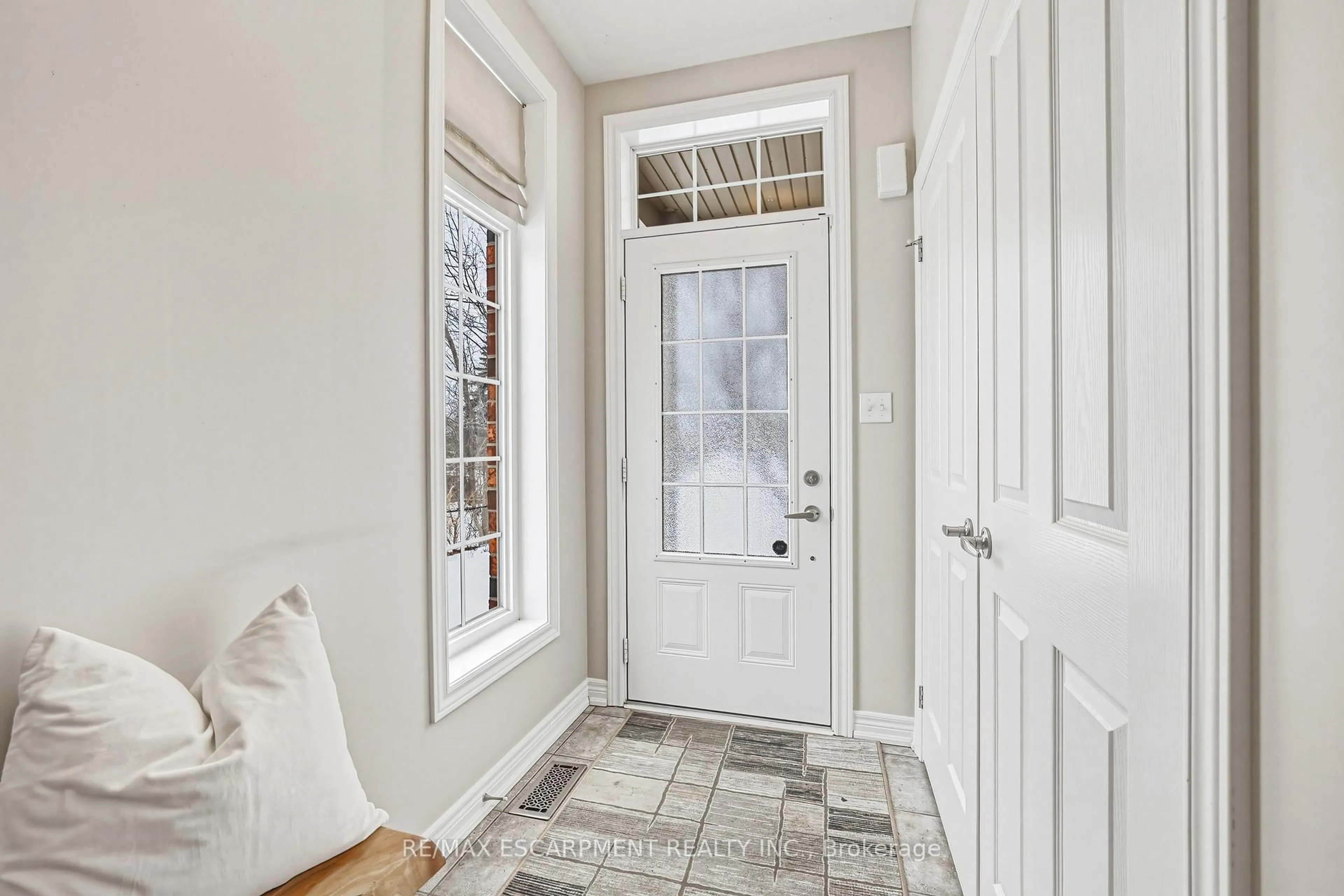 Indoor entryway for 4165 Upper Middle Rd ##8, Burlington Ontario L7M 0V4