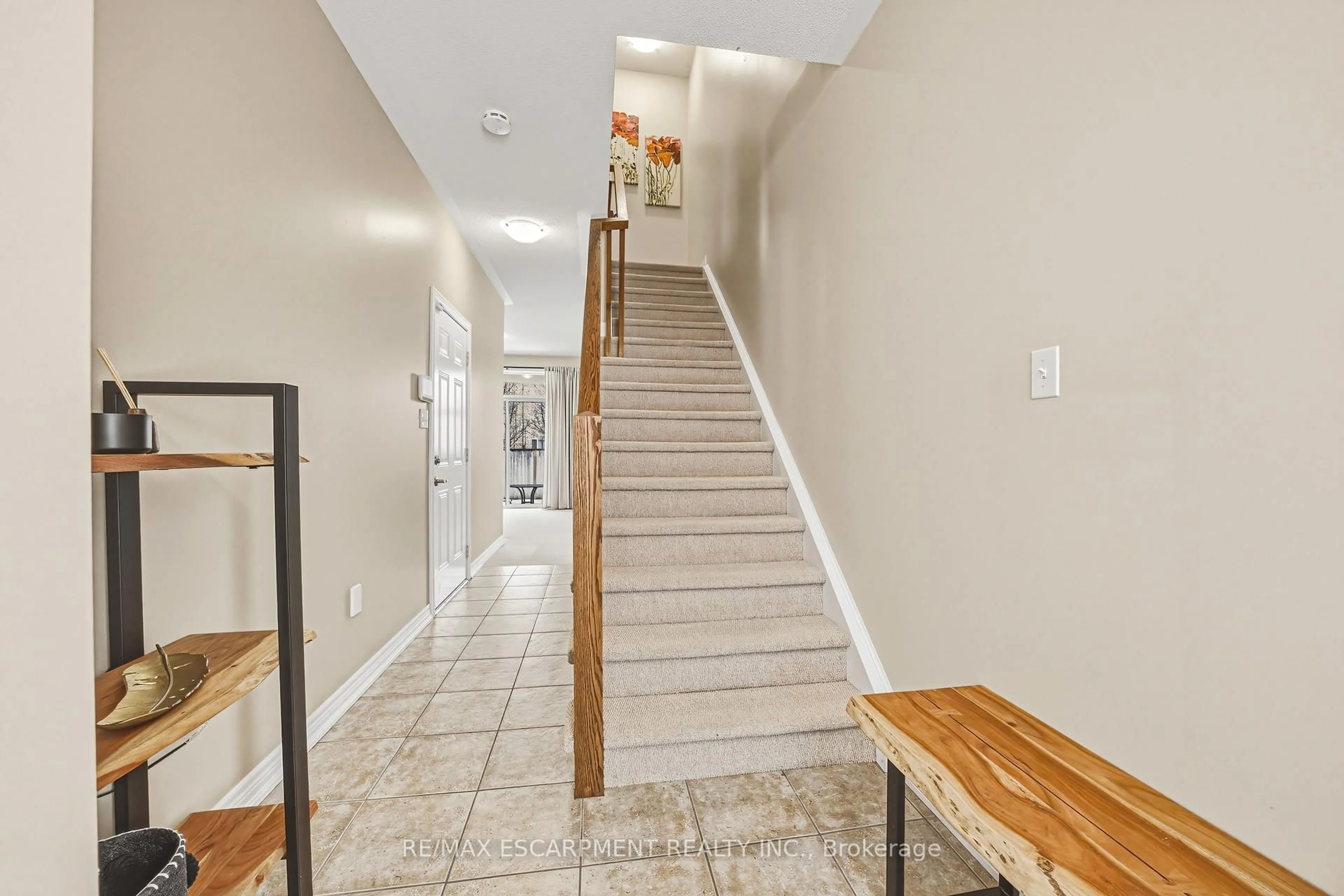 Indoor foyer for 4165 Upper Middle Rd ##8, Burlington Ontario L7M 0V4