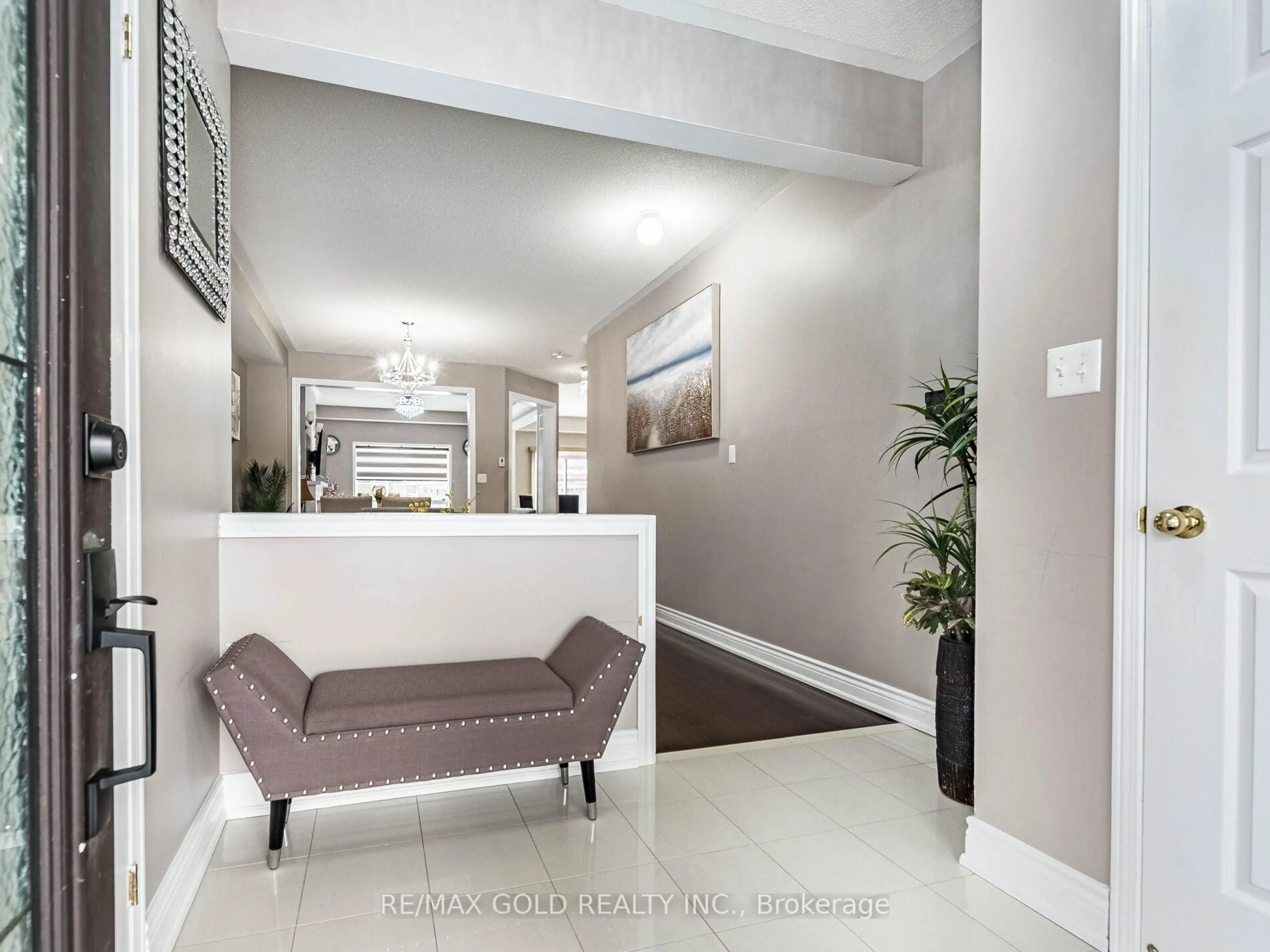 Indoor entryway for 18 Travis Cres, Brampton Ontario L7A 0P2