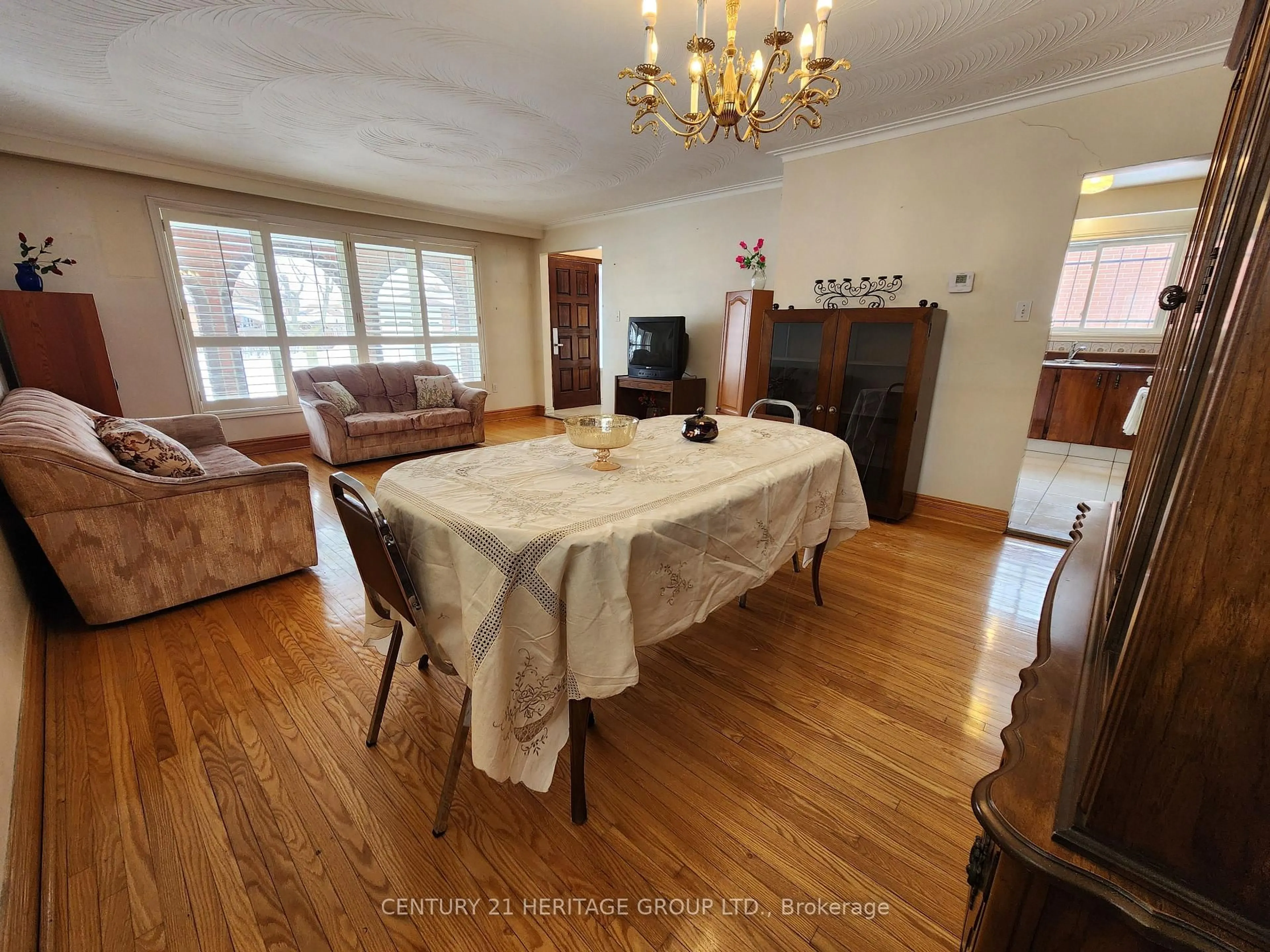 Dining room, wood/laminate floor for 135 Derrydown Rd, Toronto Ontario M3J 1R6