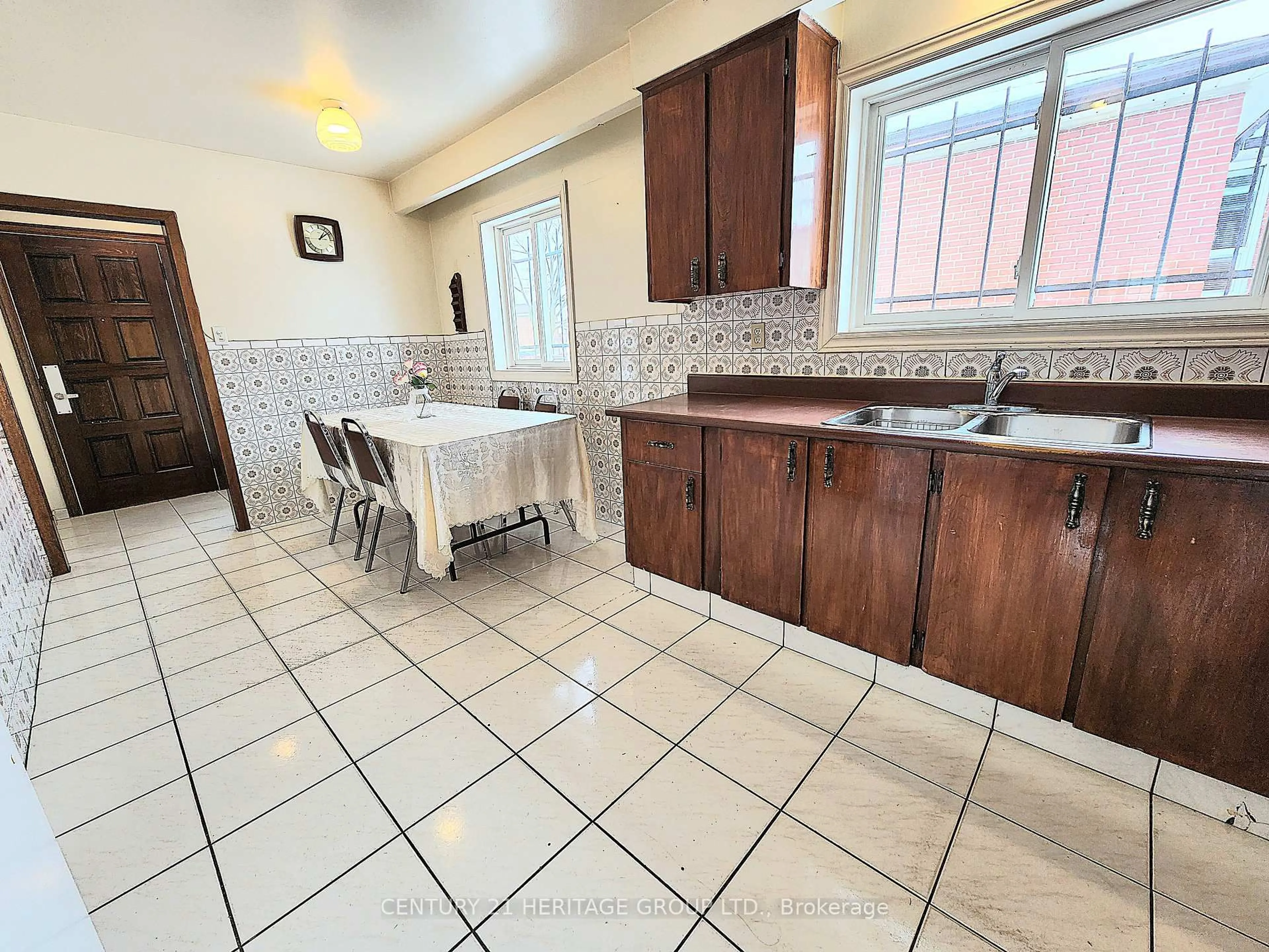 Standard kitchen, ceramic/tile floor for 135 Derrydown Rd, Toronto Ontario M3J 1R6