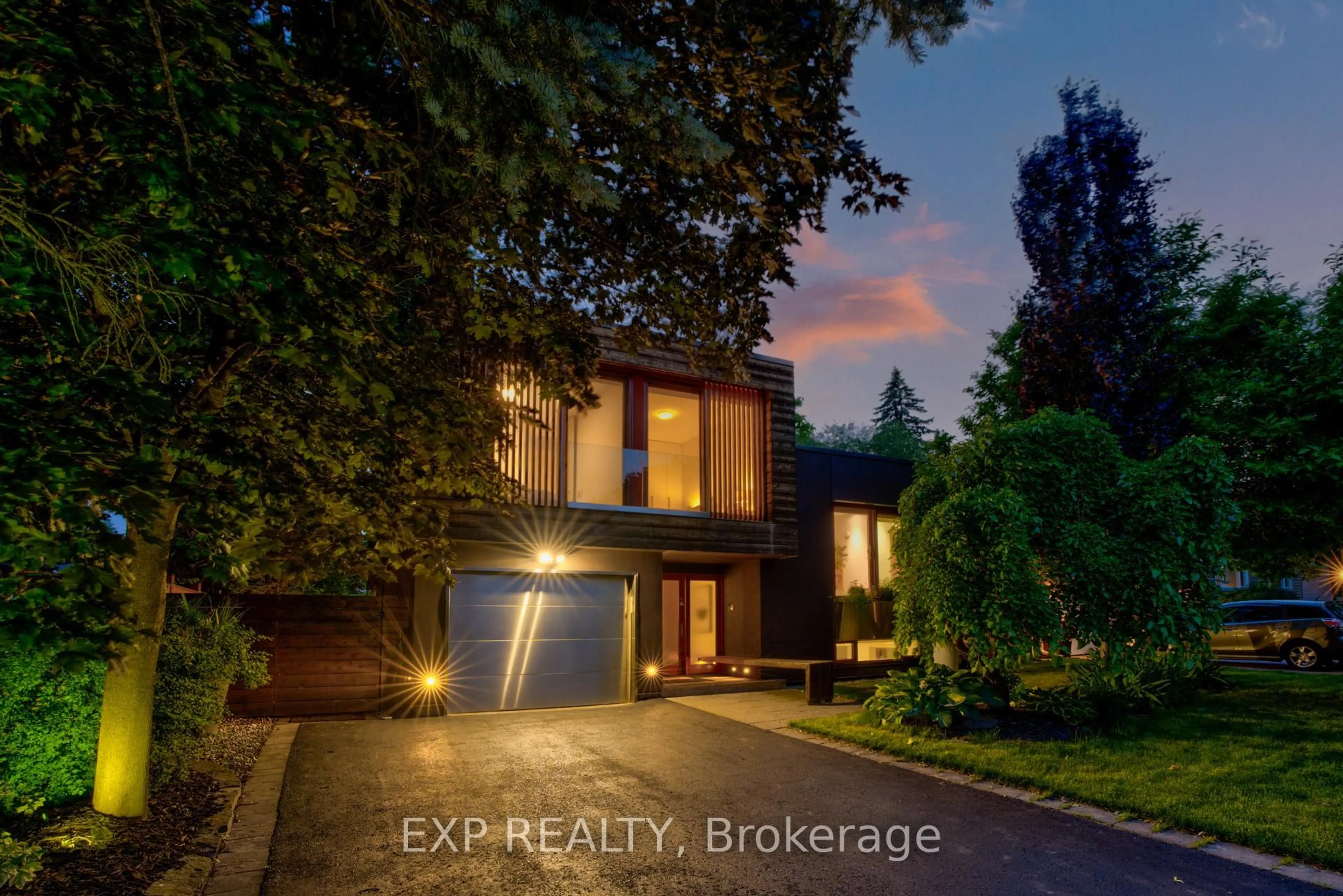 A pic from outside/outdoor area/front of a property/back of a property/a pic from drone, unknown for 26 Richmond Dr, Brampton Ontario L6W 2E9