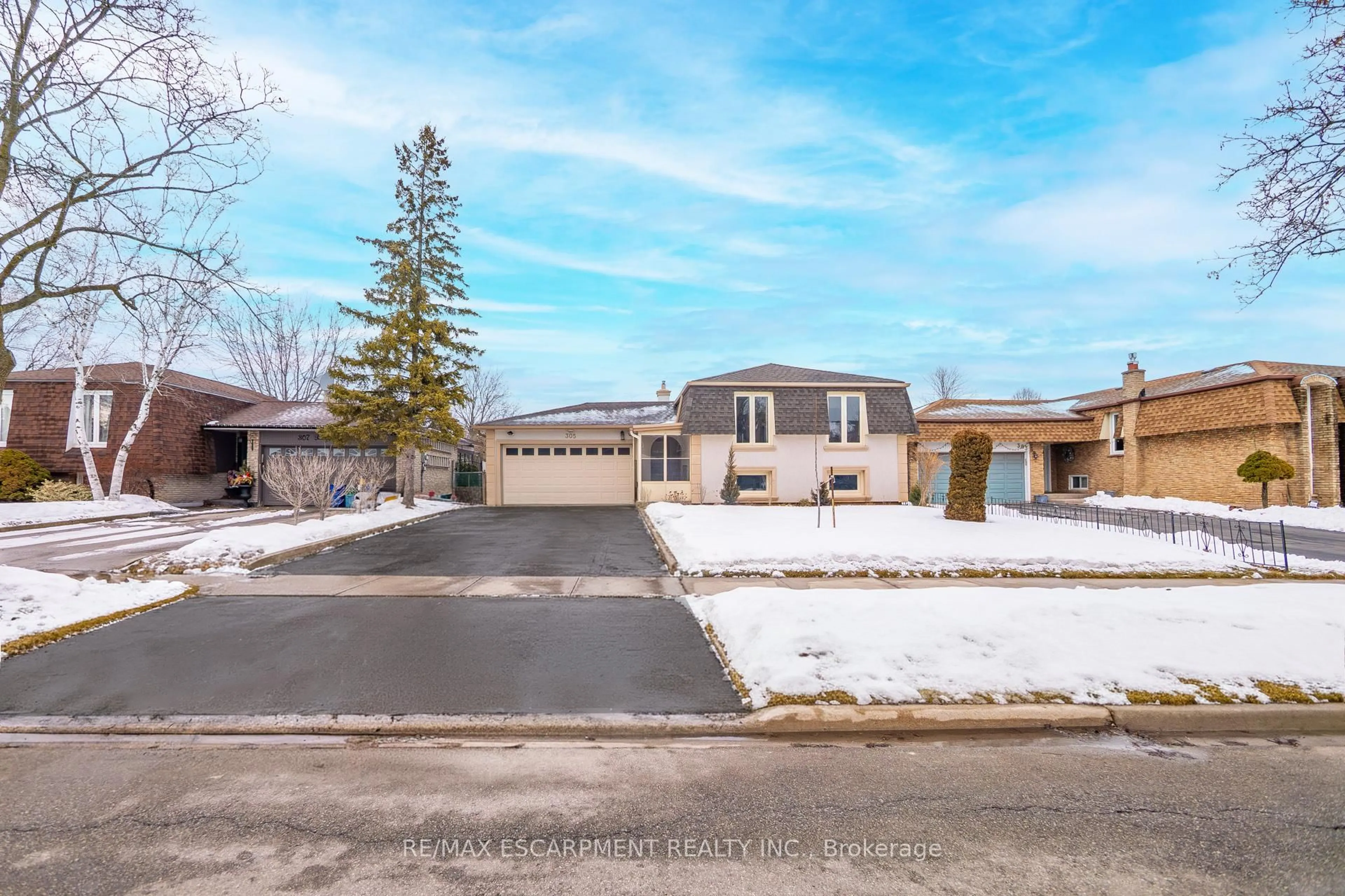 A pic from outside/outdoor area/front of a property/back of a property/a pic from drone, street for 305 Pinegrove Rd, Oakville Ontario L6K 3P8