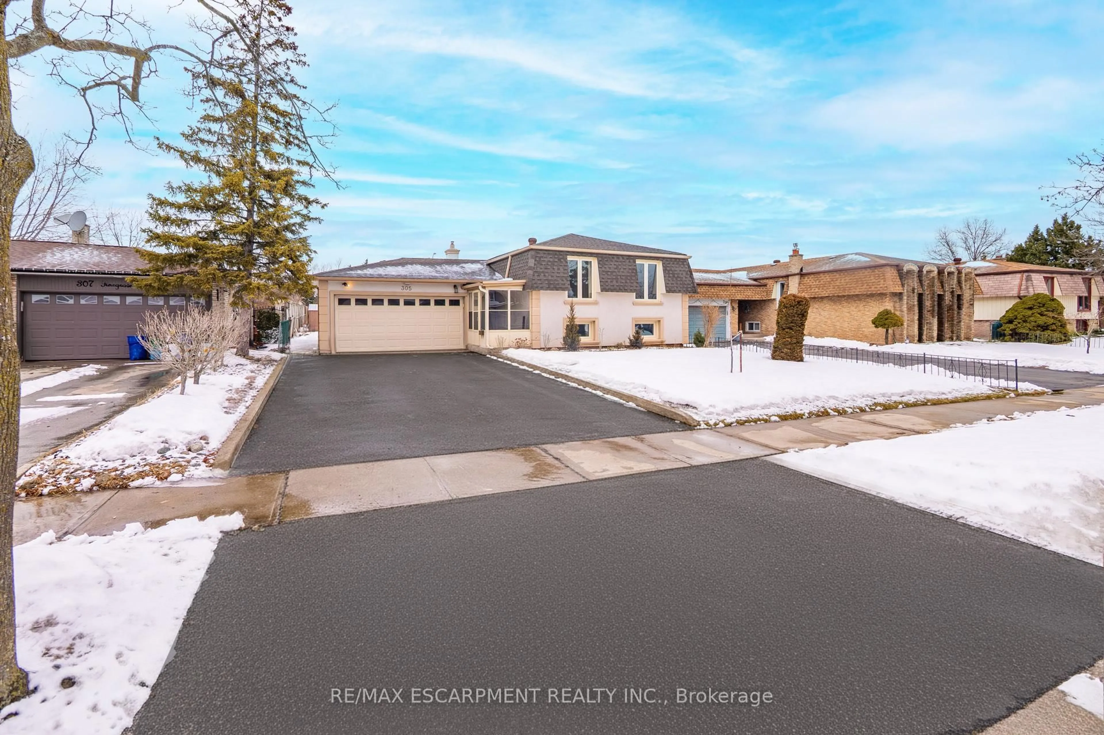 A pic from outside/outdoor area/front of a property/back of a property/a pic from drone, street for 305 Pinegrove Rd, Oakville Ontario L6K 3P8