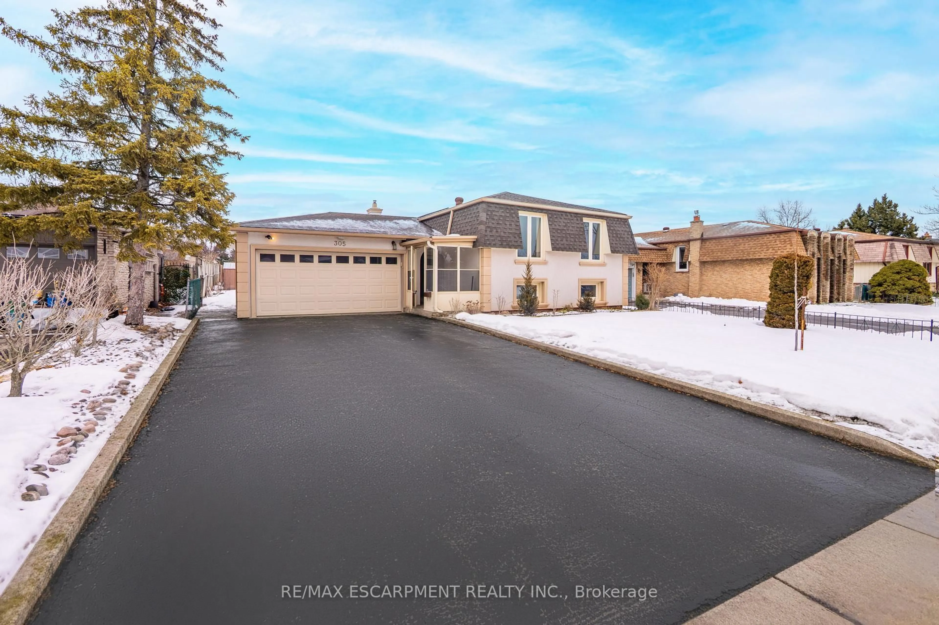 A pic from outside/outdoor area/front of a property/back of a property/a pic from drone, street for 305 Pinegrove Rd, Oakville Ontario L6K 3P8