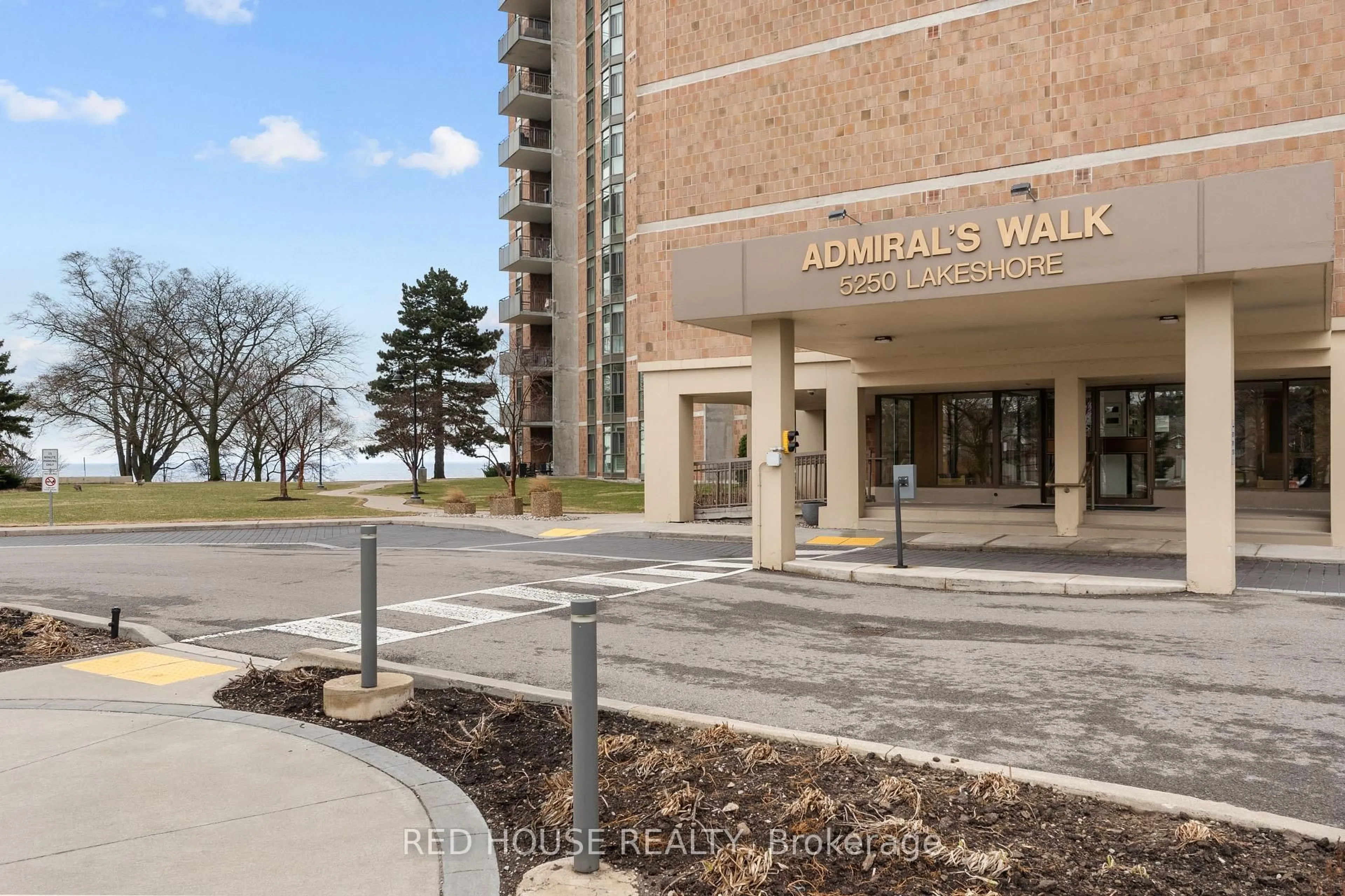 Indoor foyer for 5250 Lakeshore Rd #809, Burlington Ontario L7L 5L2
