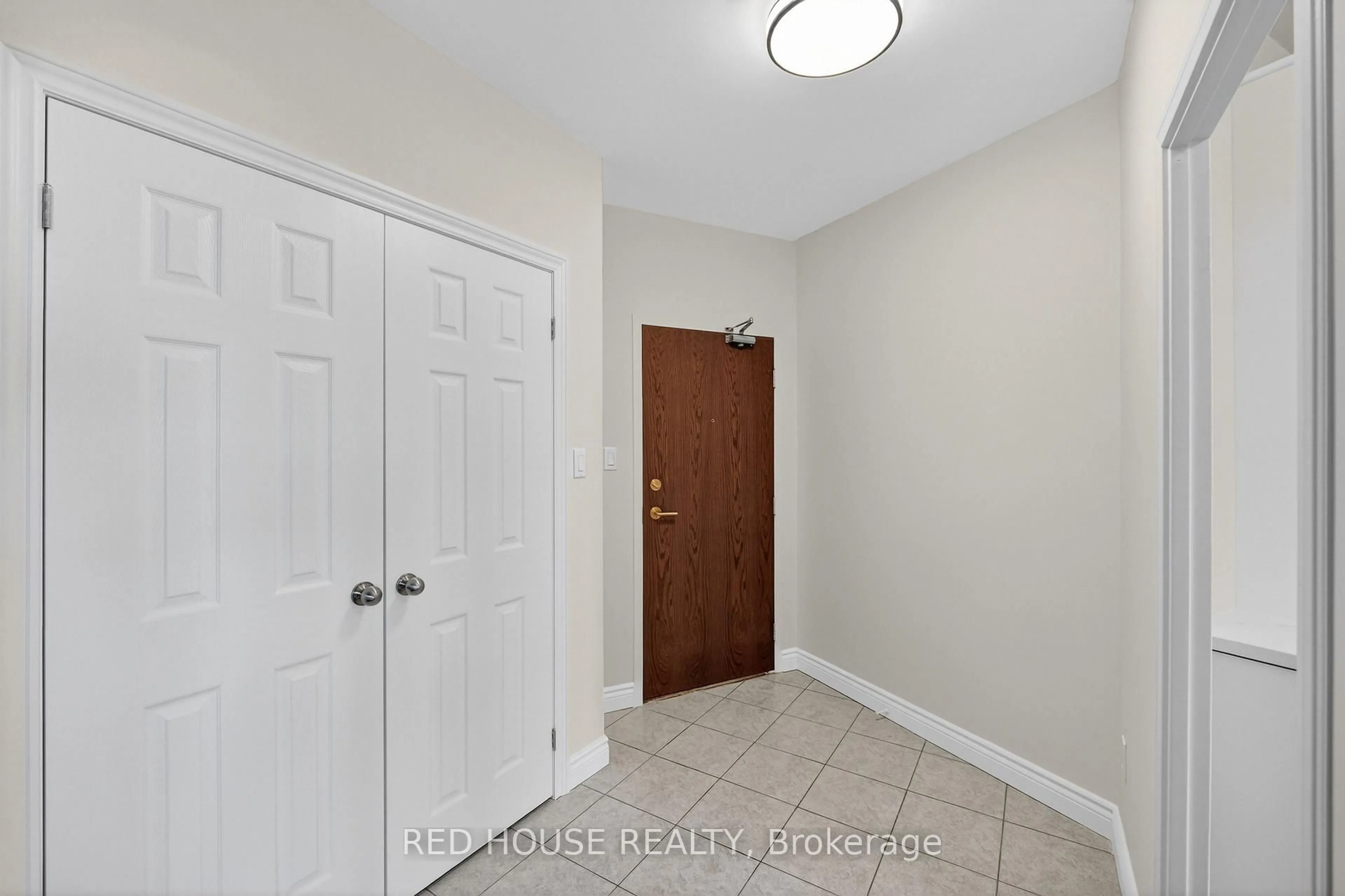 Indoor entryway for 5250 Lakeshore Rd #809, Burlington Ontario L7L 5L2