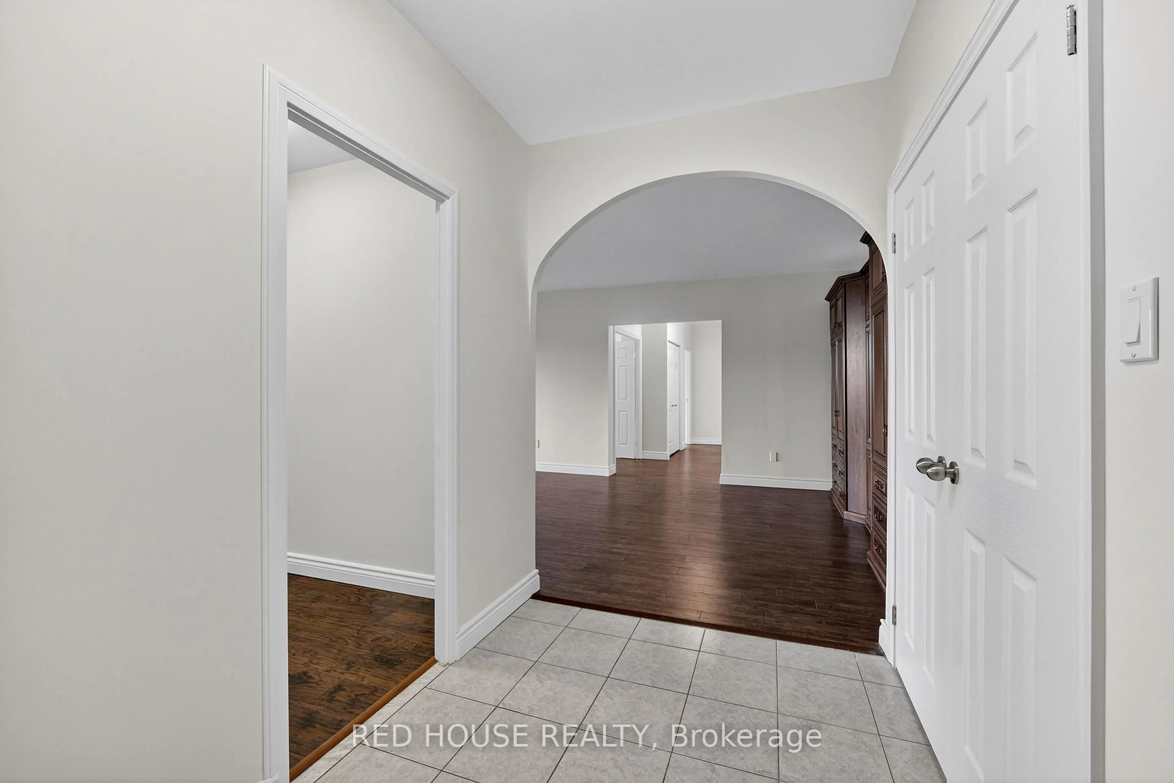 Indoor entryway for 5250 Lakeshore Rd #809, Burlington Ontario L7L 5L2