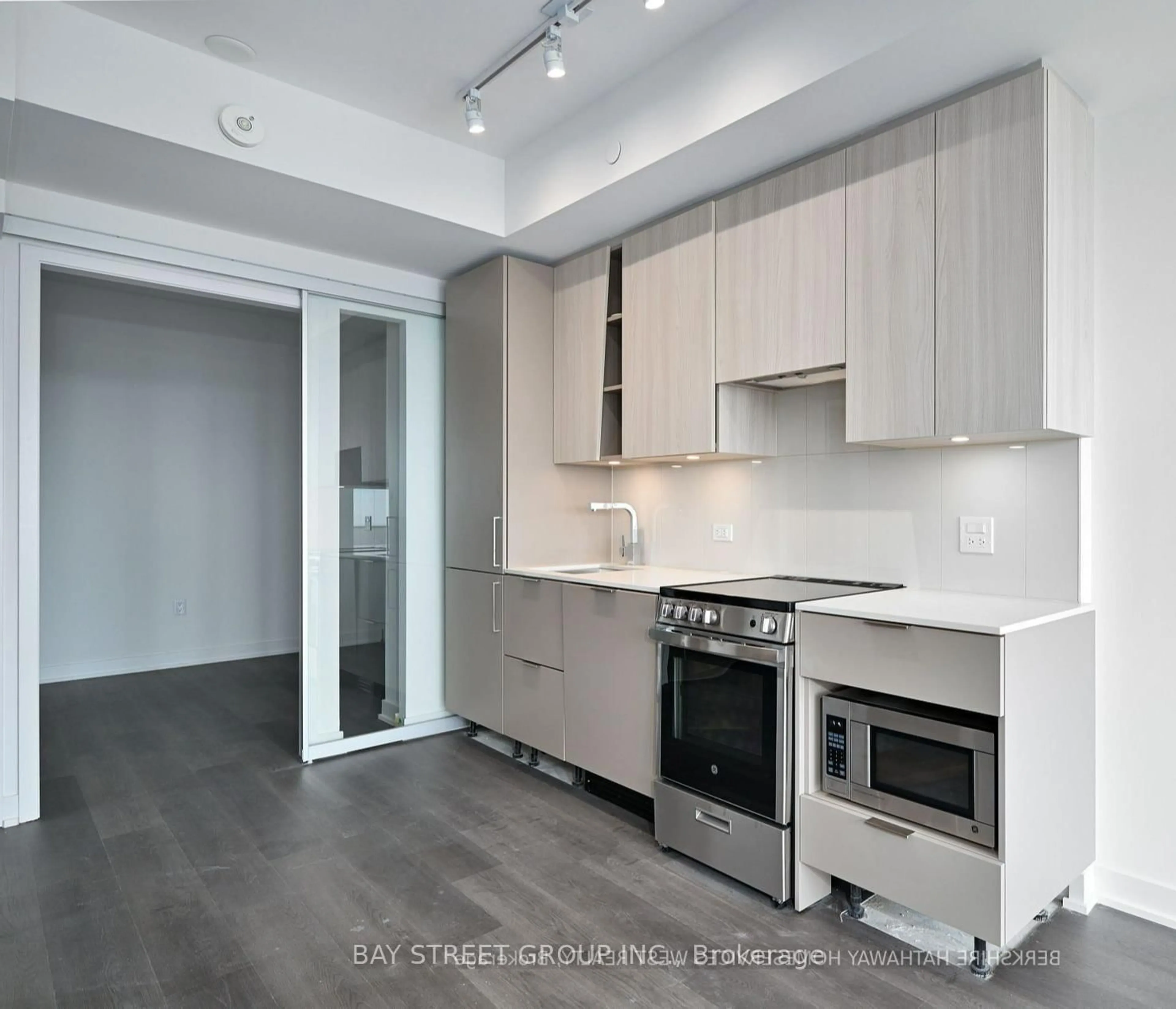 Open concept kitchen, unknown for 3900 Confederation Pkwy #5207, Mississauga Ontario L5B 0M3