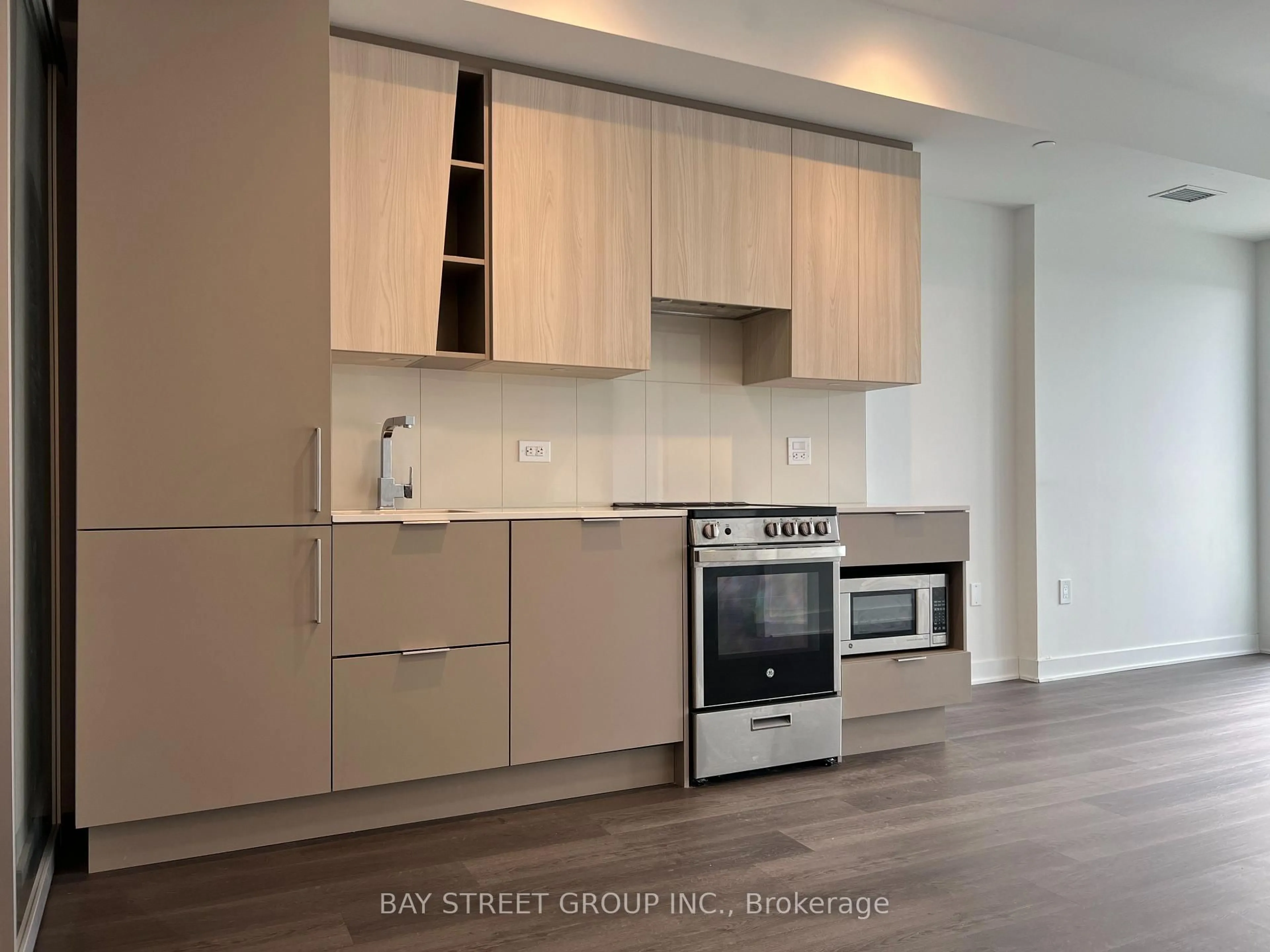 Standard kitchen, wood/laminate floor for 3900 Confederation Pkwy #5207, Mississauga Ontario L5B 0M3