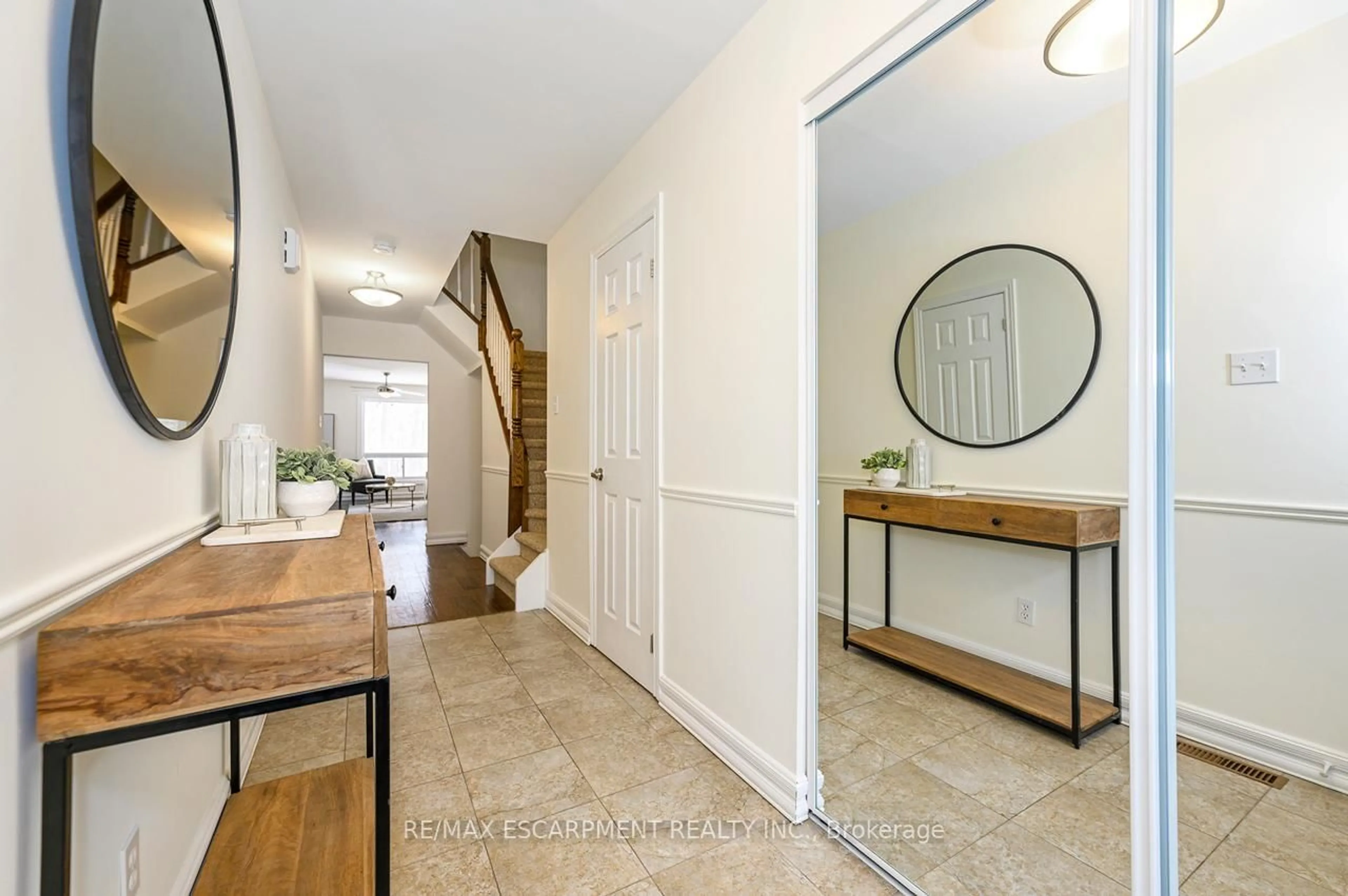 Indoor entryway for 2301 Cavendish Dr #42, Burlington Ontario L7P 3M3