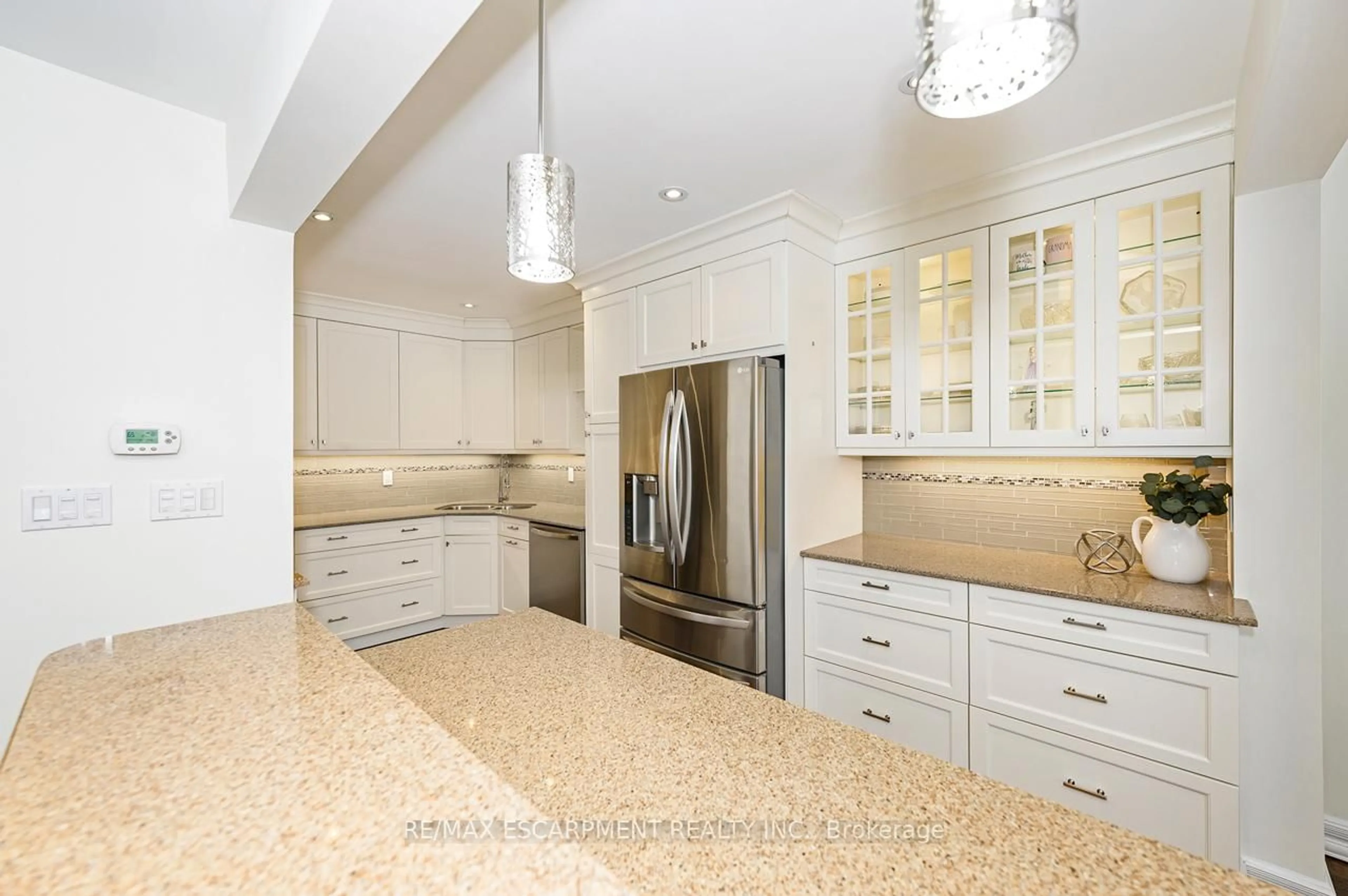 Contemporary kitchen, ceramic/tile floor for 2301 Cavendish Dr #42, Burlington Ontario L7P 3M3
