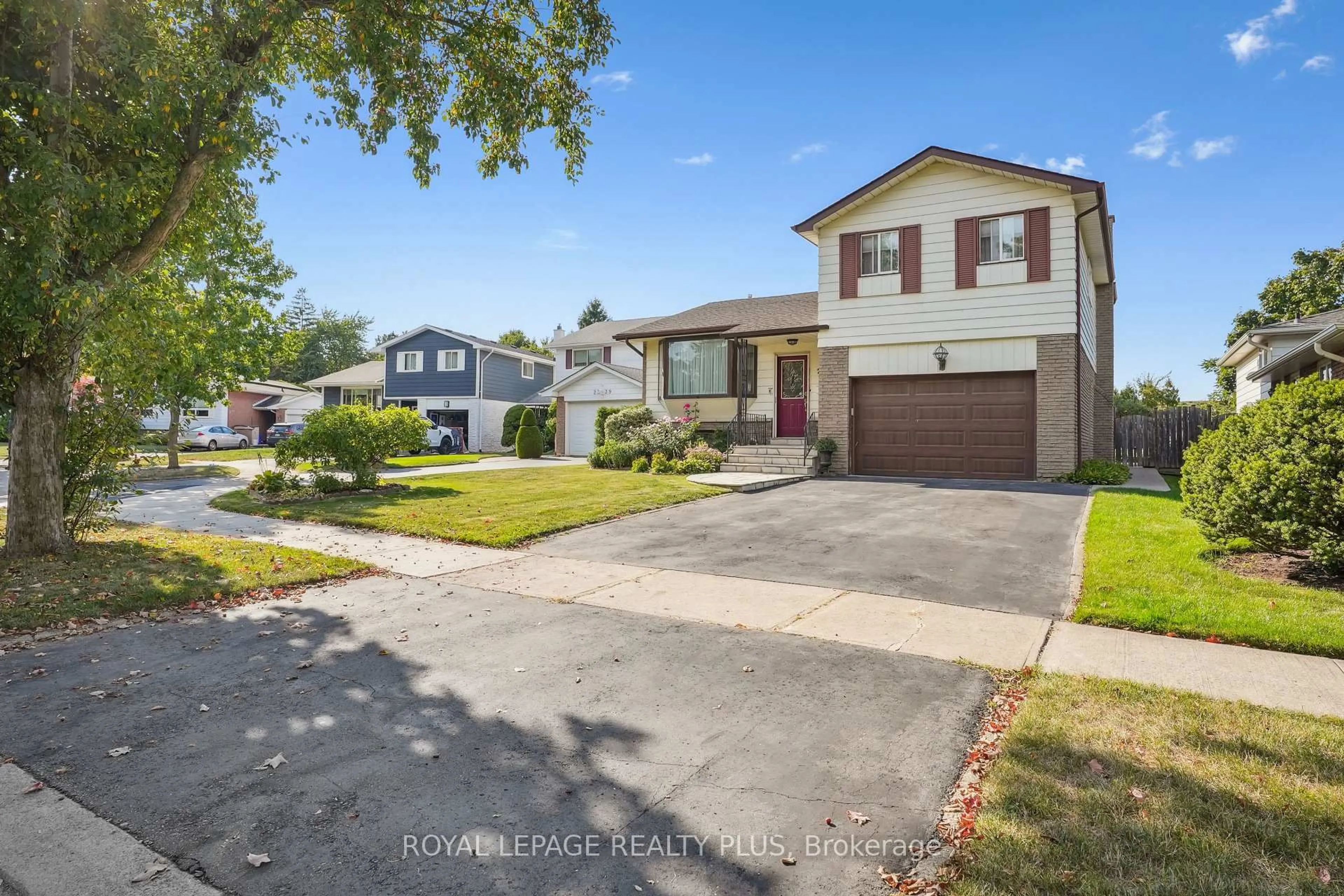 A pic from outside/outdoor area/front of a property/back of a property/a pic from drone, street for 2335 Wyandotte Dr, Oakville Ontario L6L 2T4