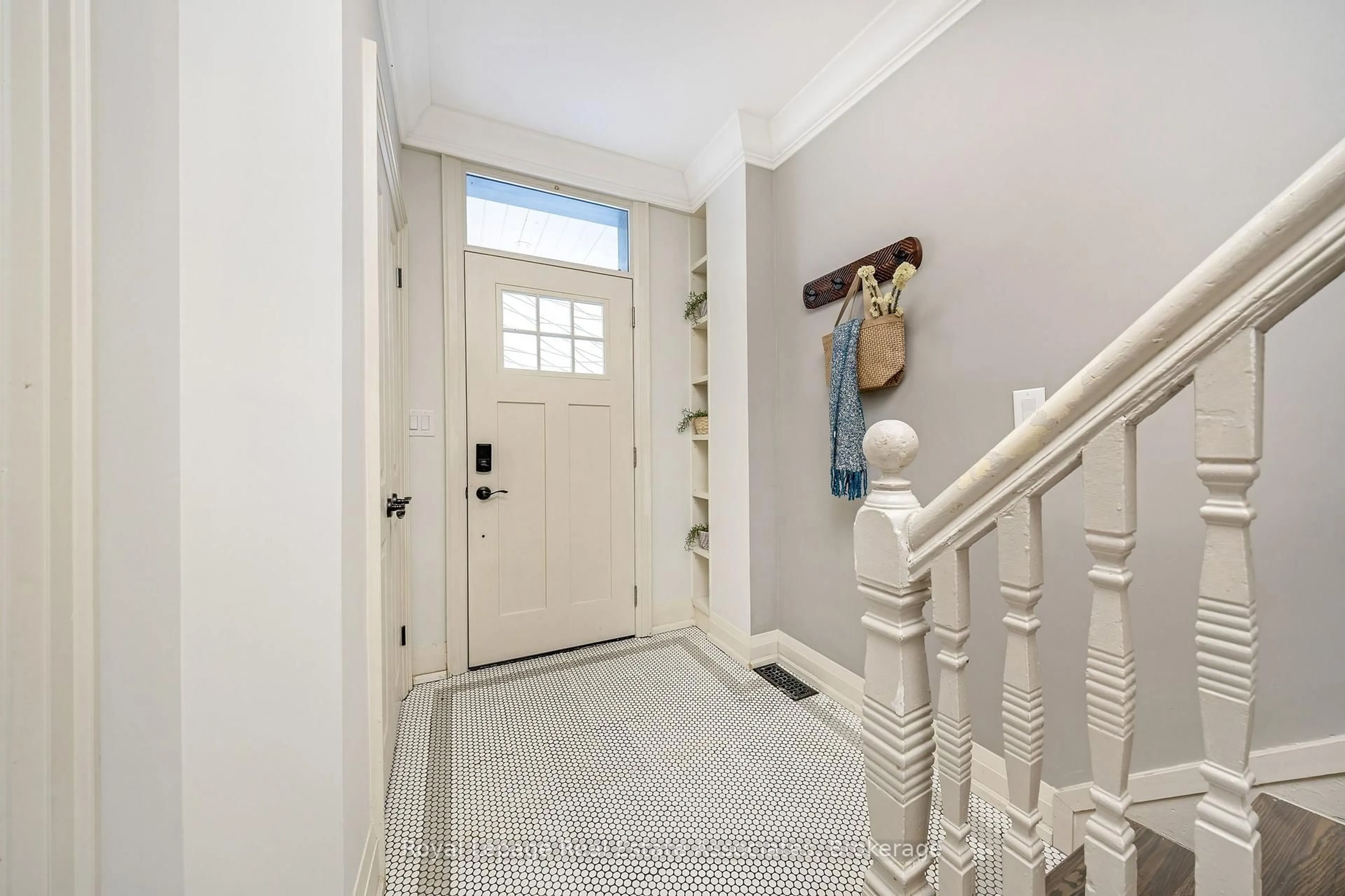 Indoor entryway for 136 Poplar Ave, Halton Hills Ontario L7J 2E2