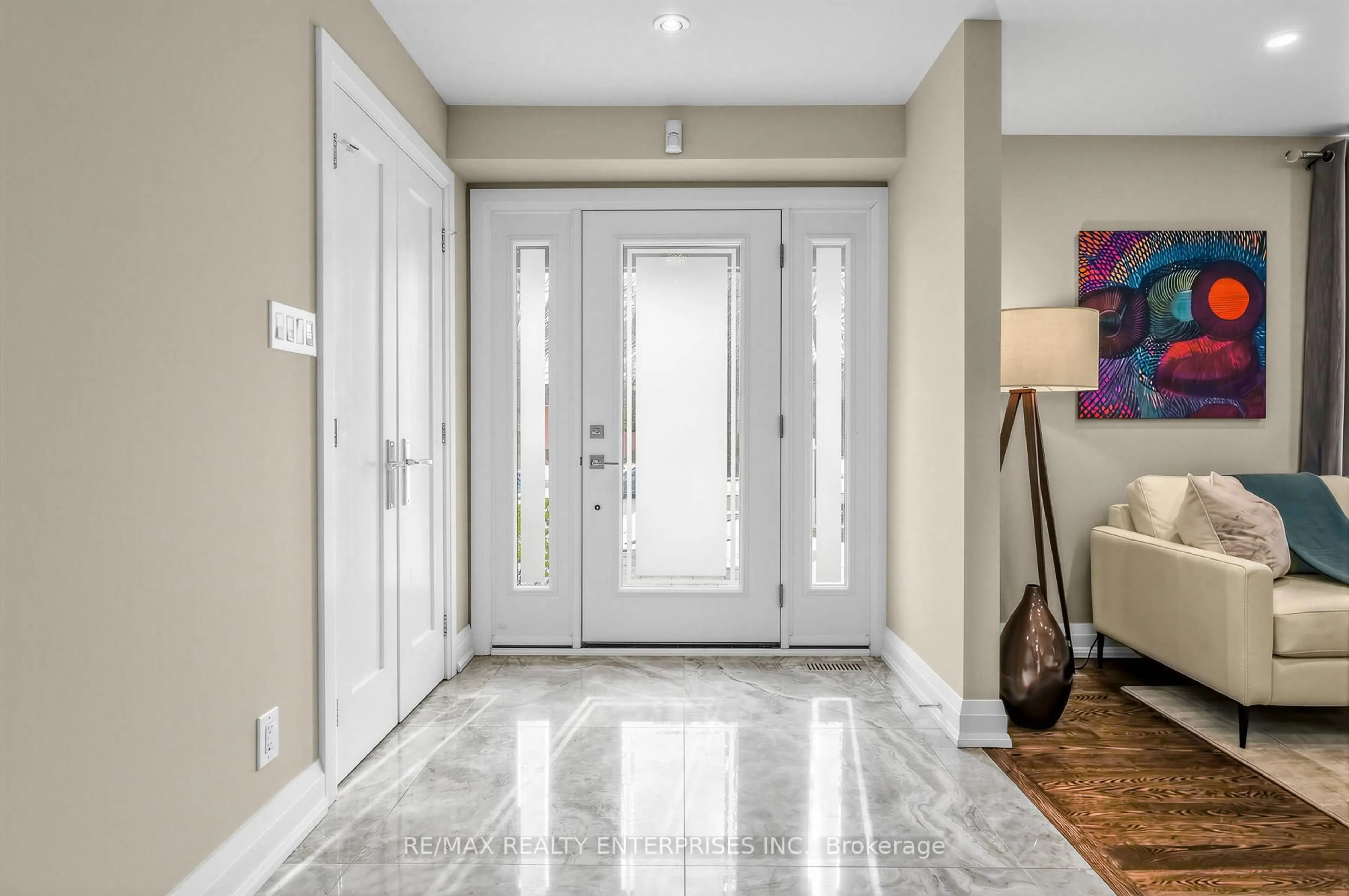 Indoor entryway for 315 Swinburne Rd, Burlington Ontario L7N 1Z9