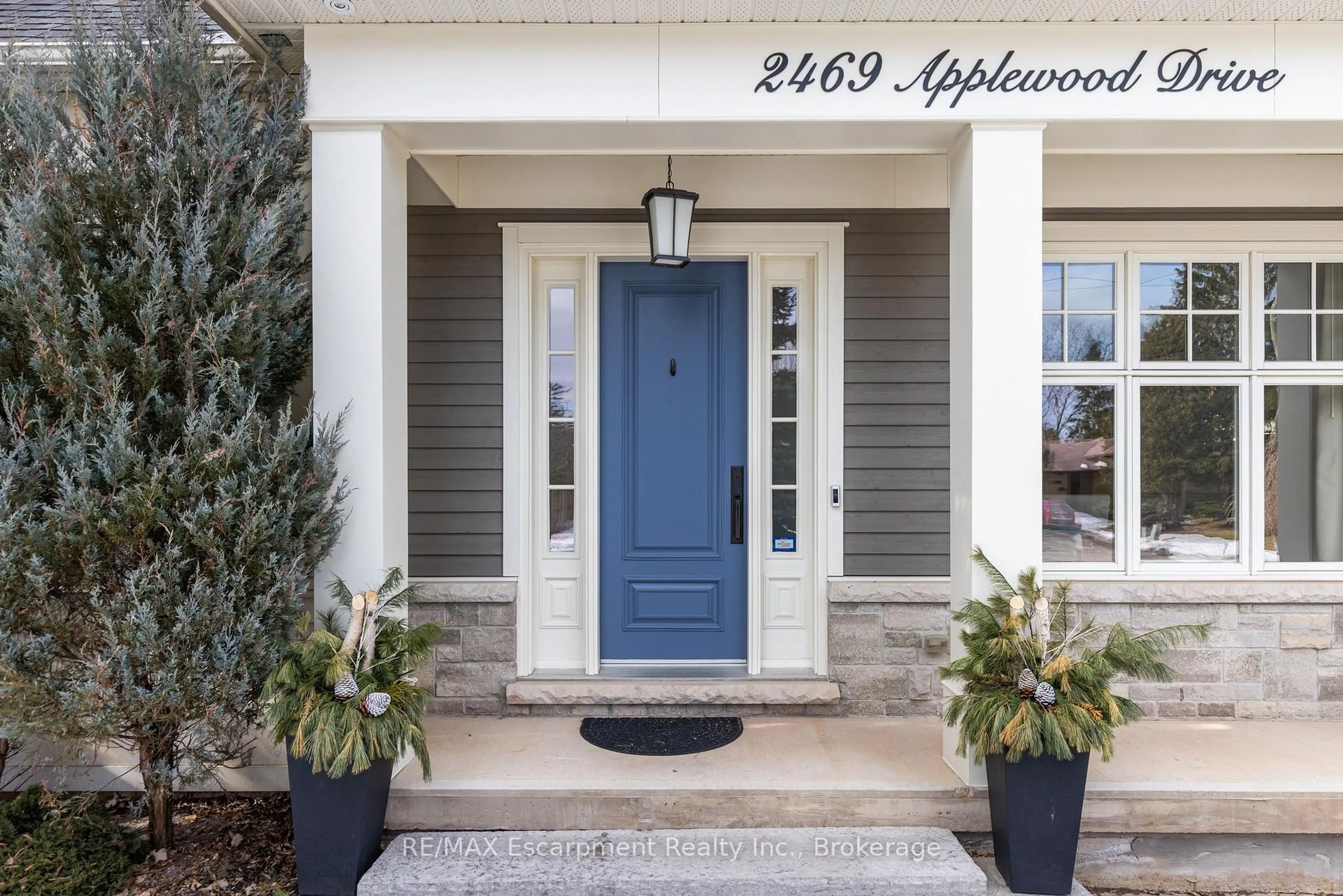 Indoor entryway for 2469 Applewood Dr, Oakville Ontario L6L 1V7