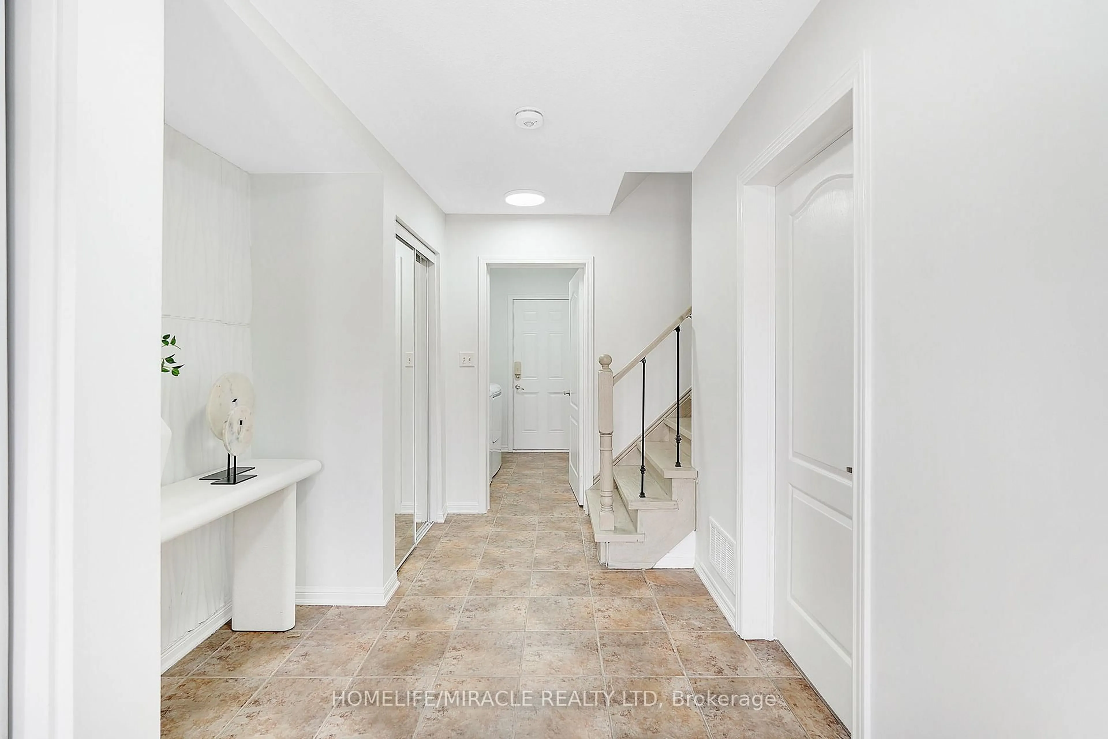 Indoor foyer for 5 Bleasdale Ave, Brampton Ontario L7A 0R4