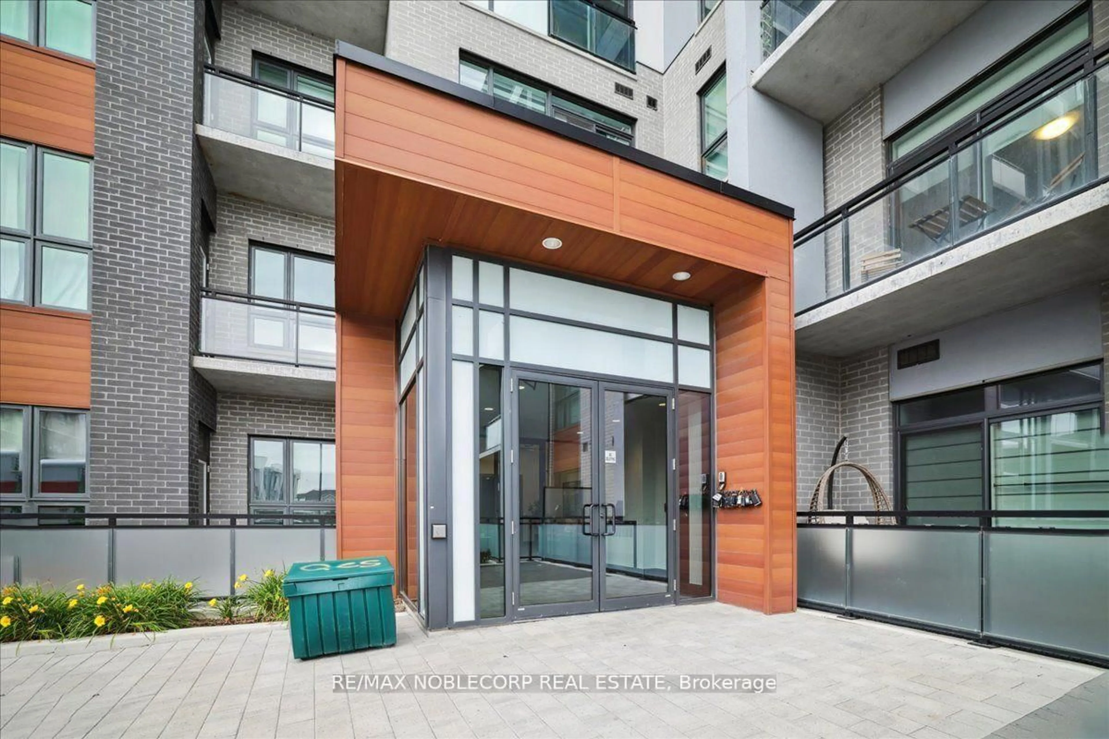 Indoor foyer for 50 Kaitting Tr #516, Oakville Ontario L6M 4L9