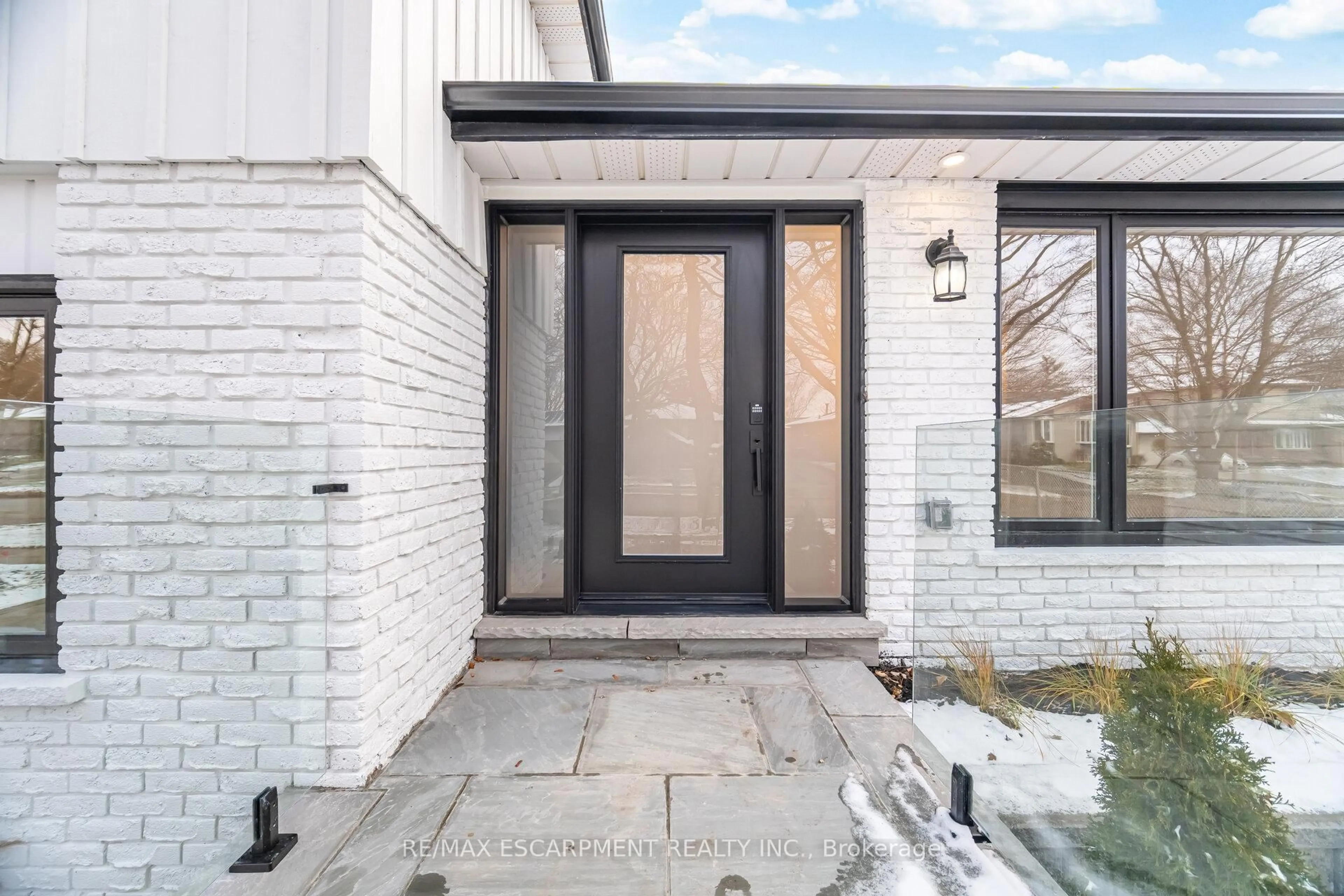 Indoor entryway for 2276 Wyandotte Dr, Oakville Ontario L6L 2T5