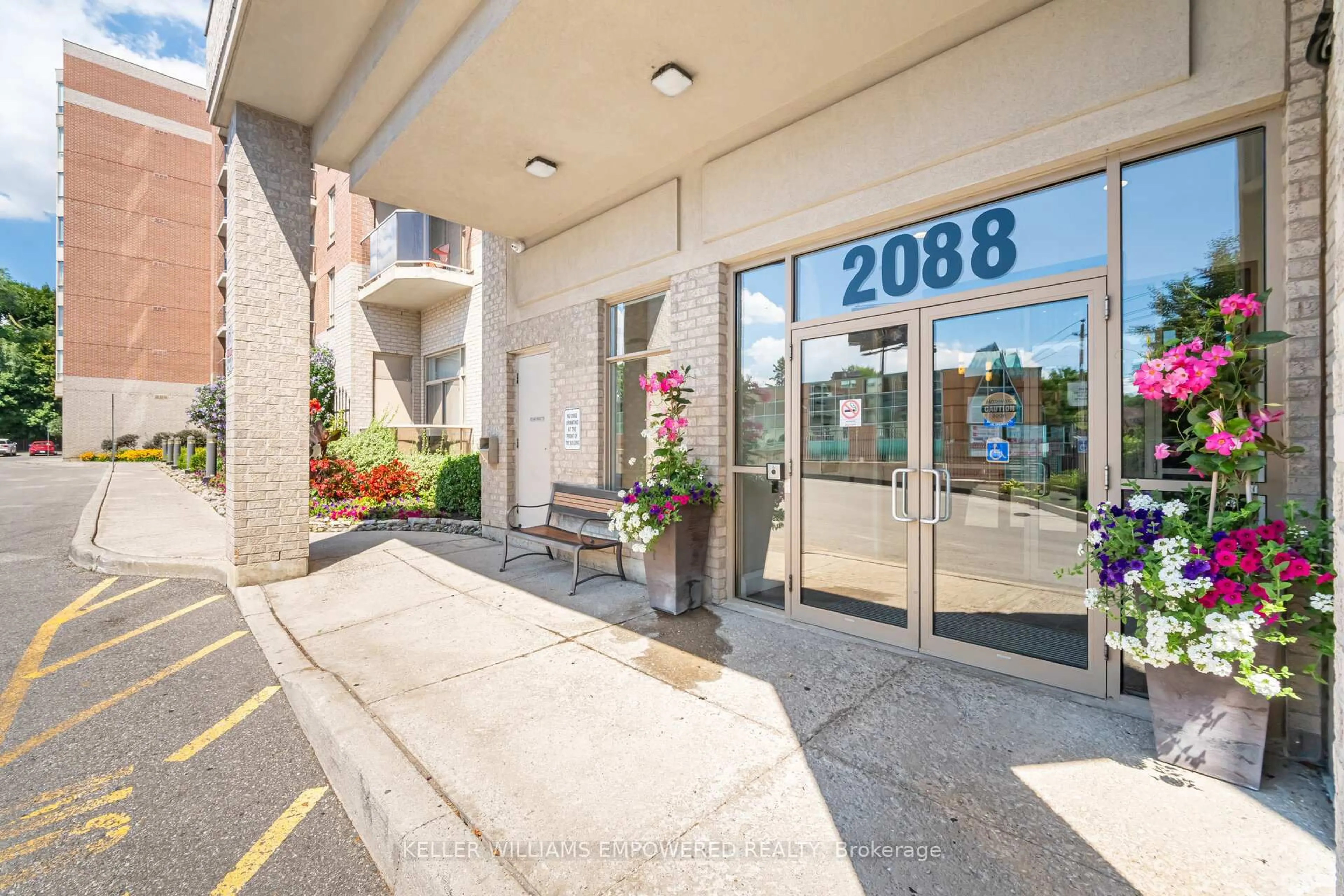 Indoor foyer for 2088 Lawrence Ave #410, Toronto Ontario M9N 3Z9